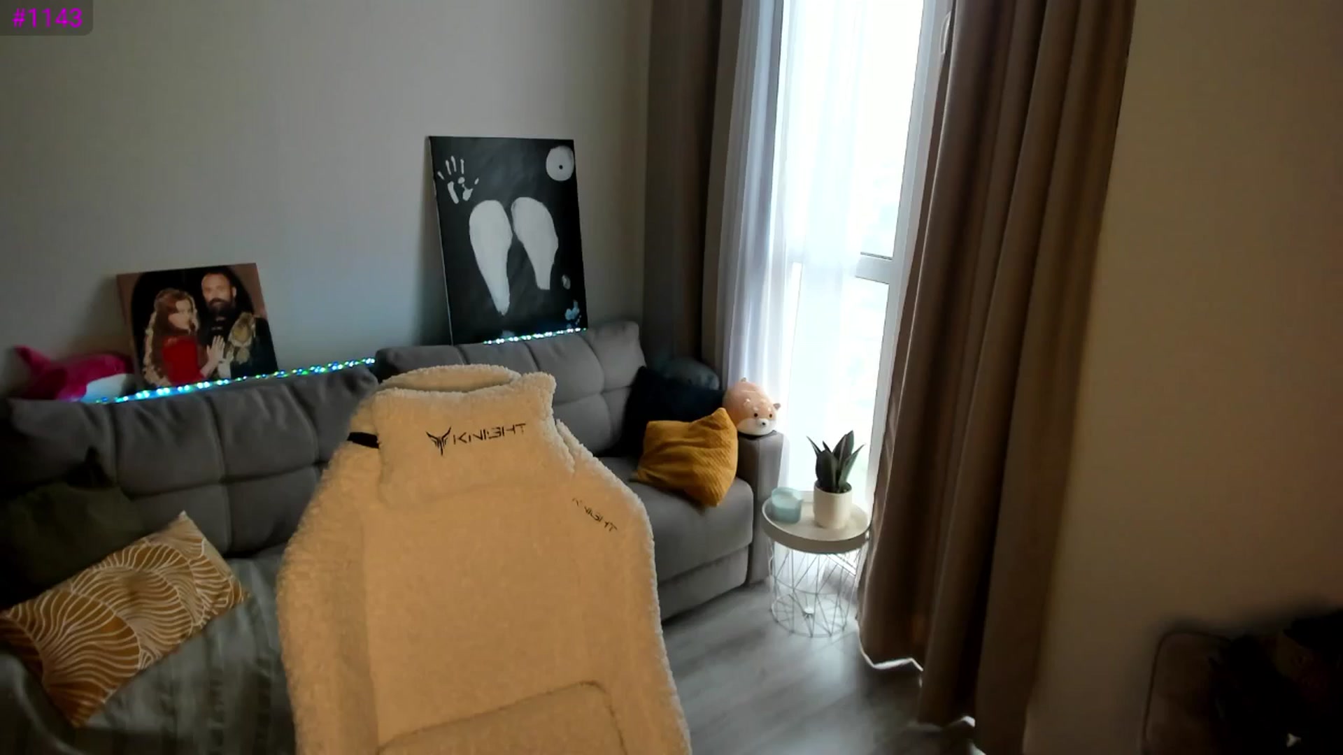 Gallery image thumbnail from Ellies_Smile's myfreecams stream on, 04/30/2025, 09:07 image 16 of 20