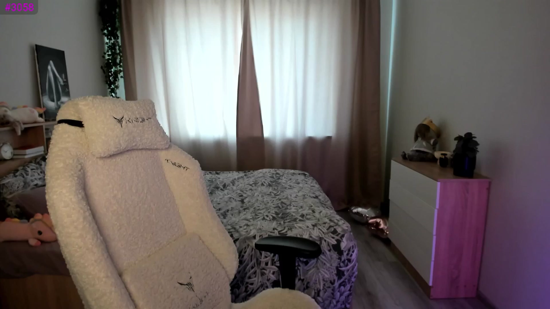Gallery image thumbnail from Ellies_Smile's myfreecams stream on, 08/22/2025, 09:23 image 19 of 20
