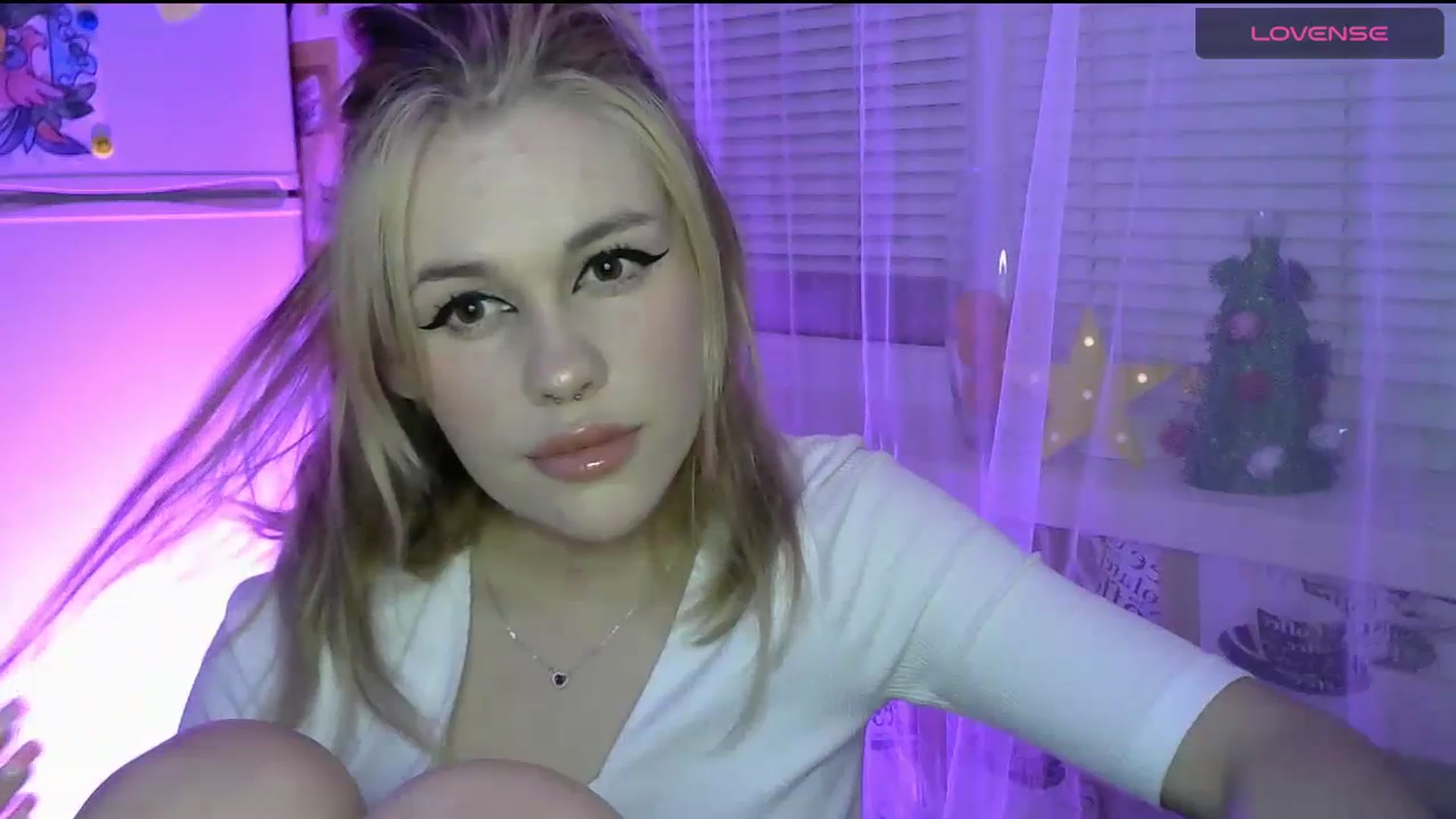 Gallery image thumbnail from Ellixr's myfreecams stream on, 12/24/2023, 20:42 image 15 of 20