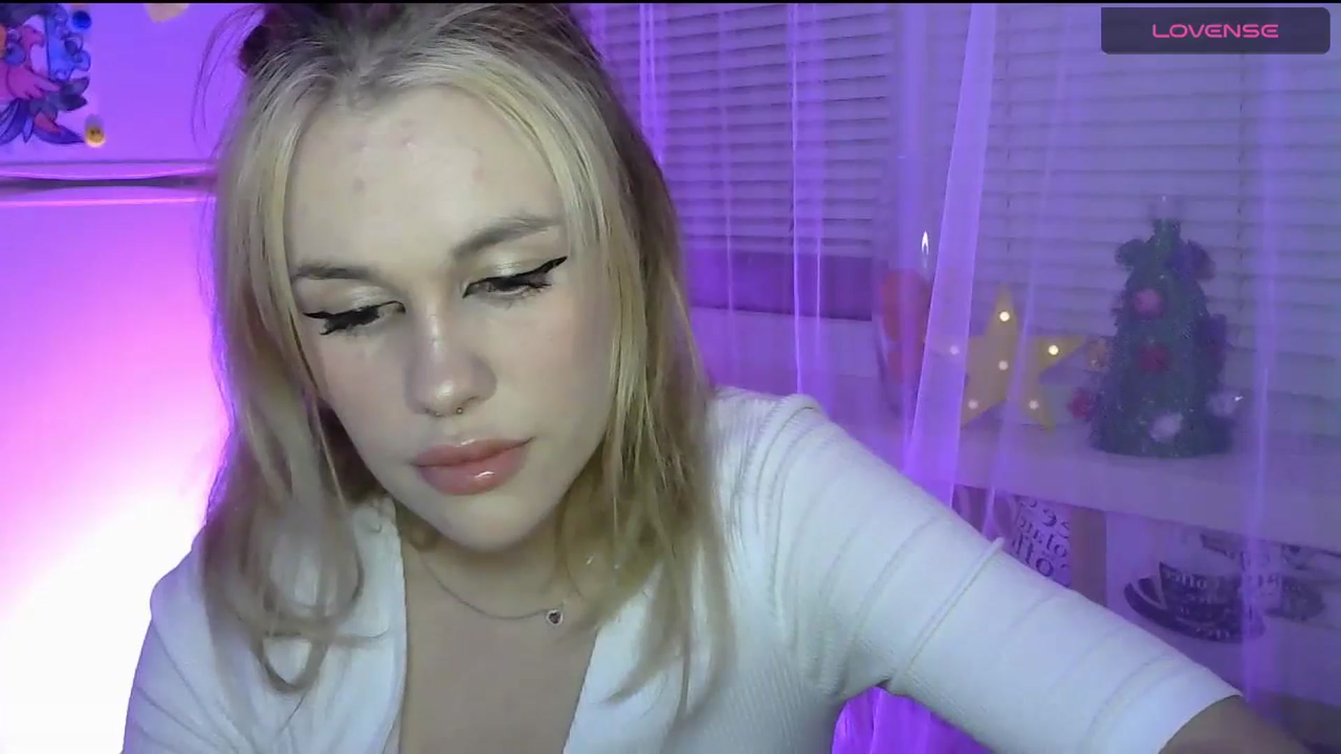 Gallery image thumbnail from Ellixr's myfreecams stream on, 12/24/2023, 20:42 image 4 of 20