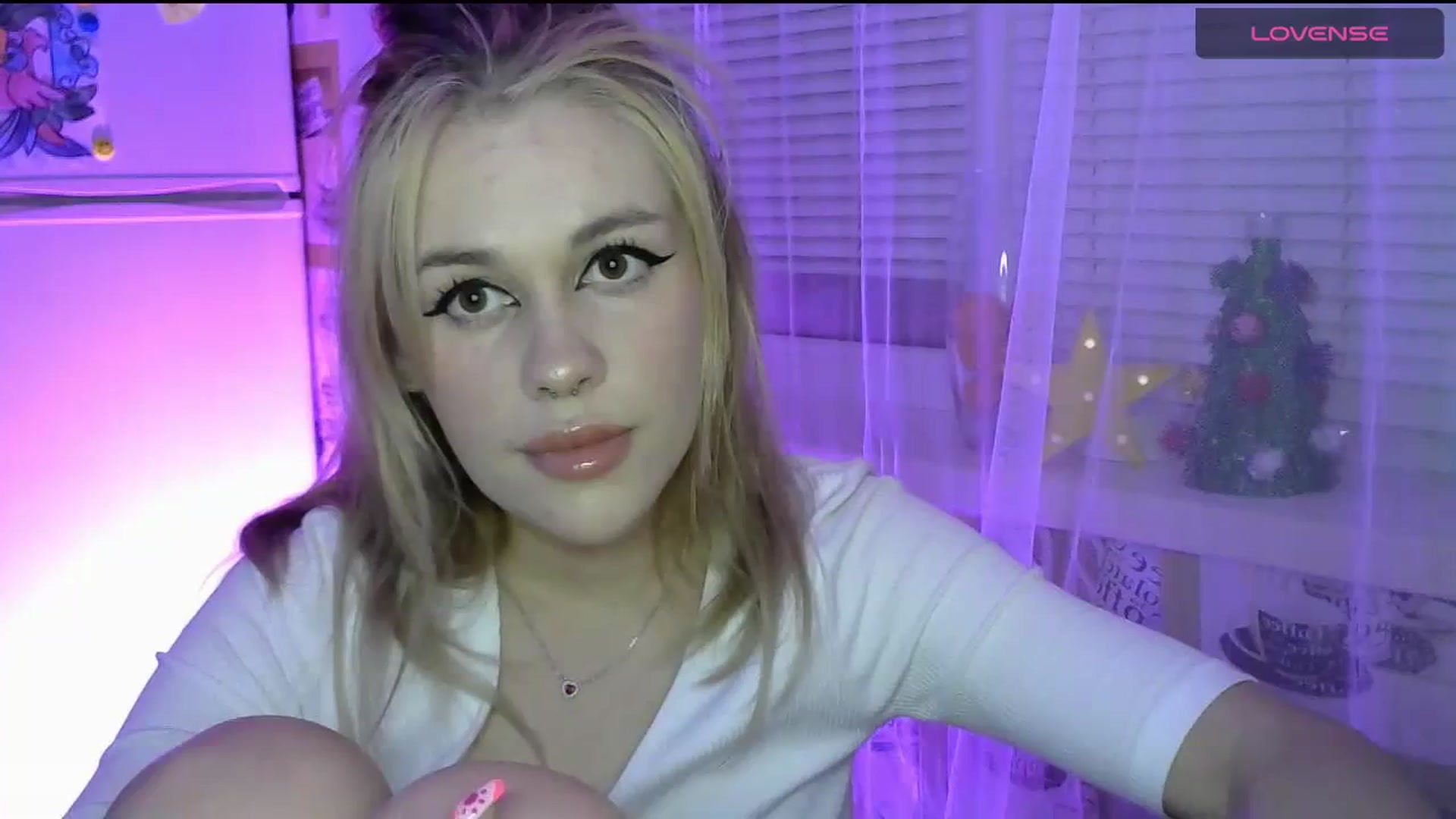 Gallery image thumbnail from Ellixr's myfreecams stream on, 12/24/2023, 20:42 image 18 of 20