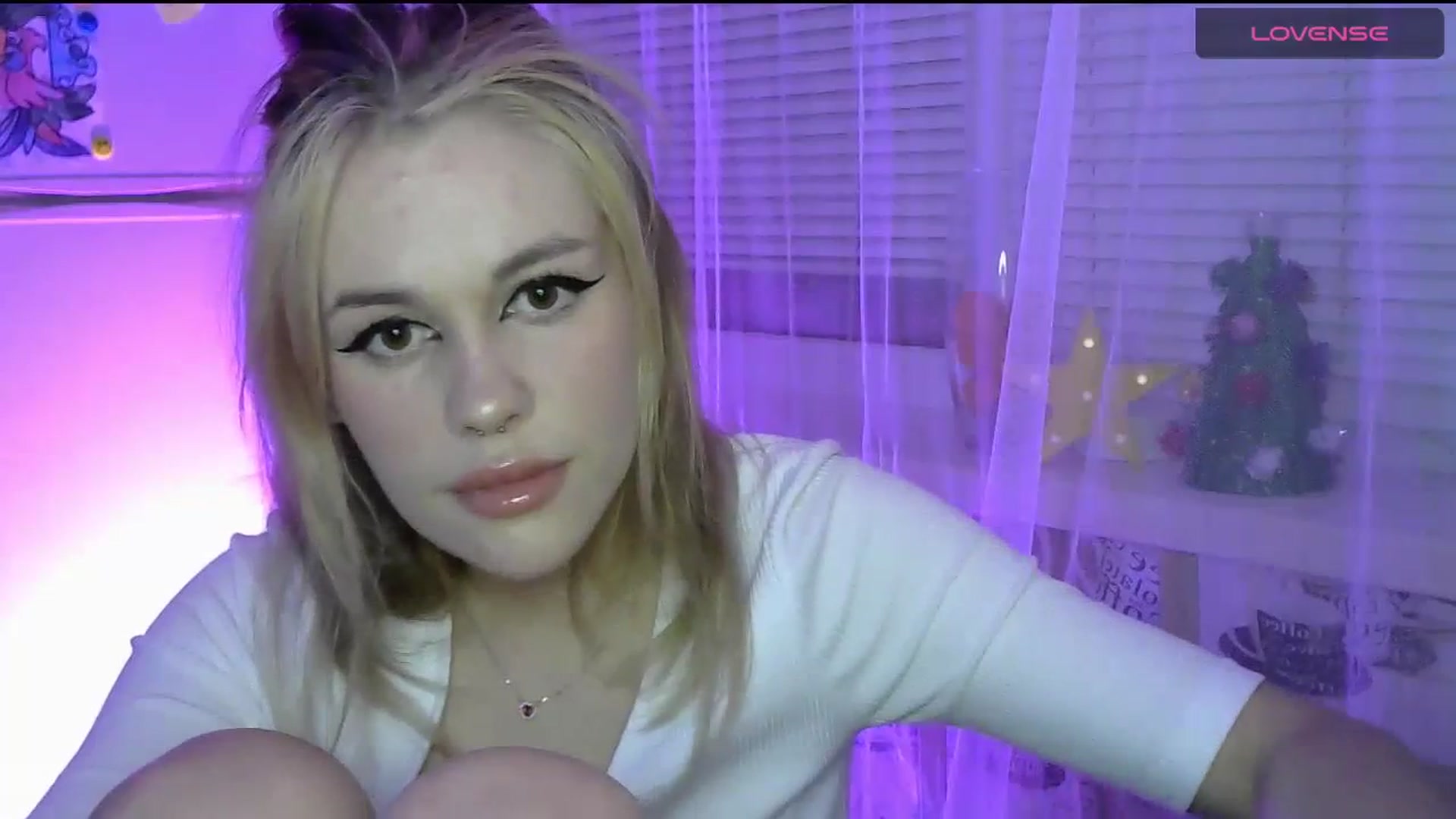 Gallery image thumbnail from Ellixr's myfreecams stream on, 12/24/2023, 20:42 image 20 of 20