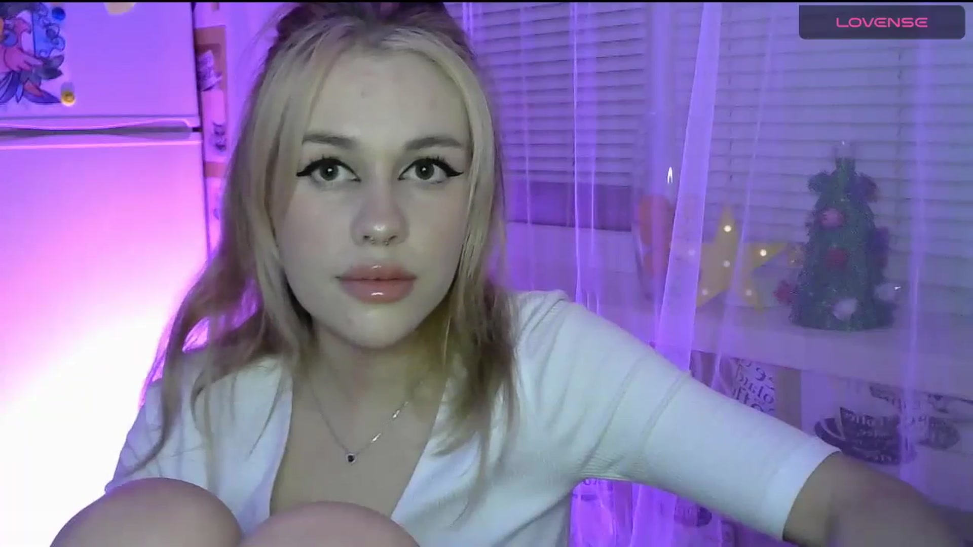 Gallery image thumbnail from Ellixr's myfreecams stream on, 12/24/2023, 20:42 image 13 of 20
