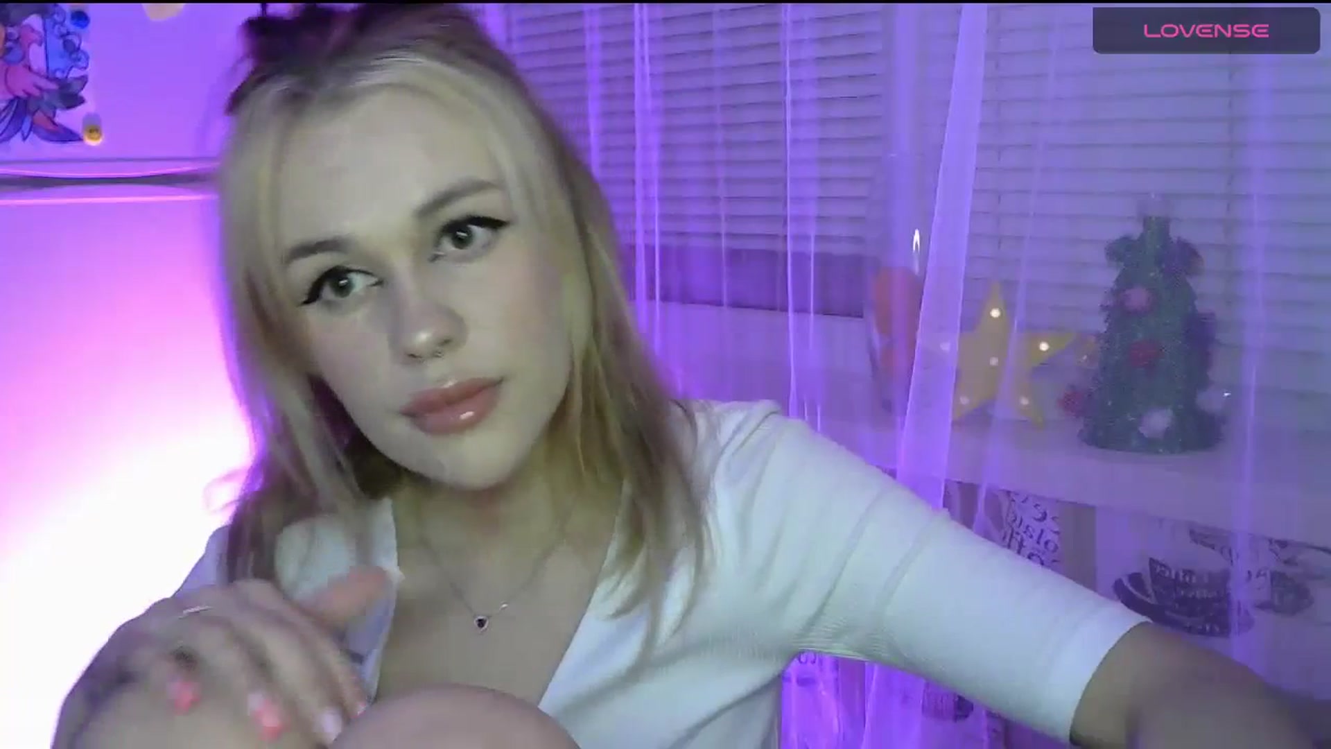 Gallery image thumbnail from Ellixr's myfreecams stream on, 12/24/2023, 20:42 image 12 of 20