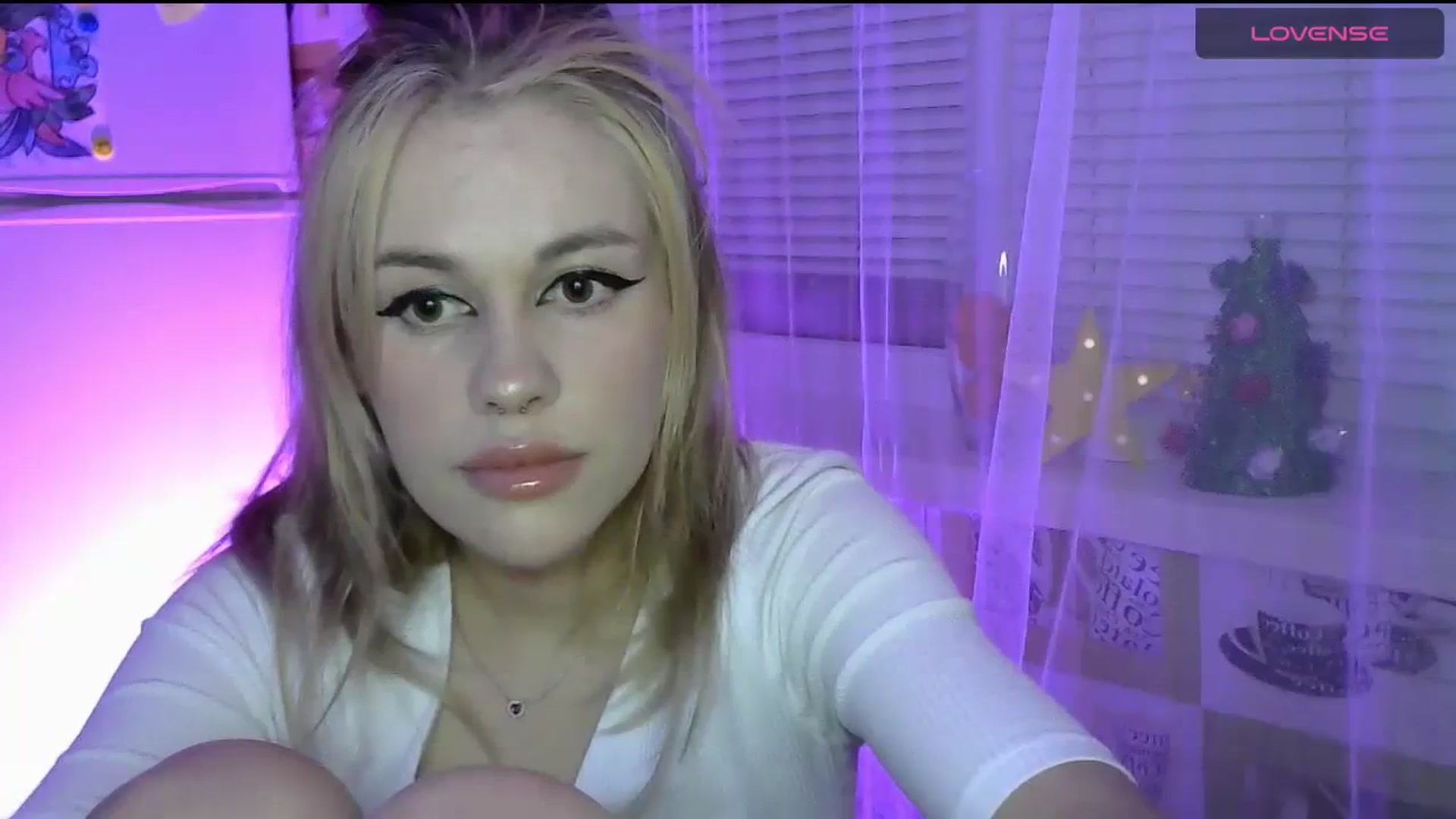 Gallery image thumbnail from Ellixr's myfreecams stream on, 12/24/2023, 20:42 image 17 of 20