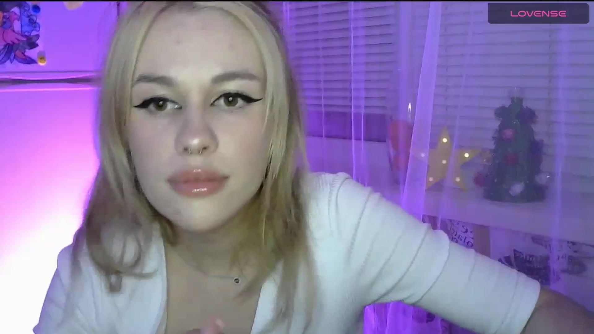 Gallery image thumbnail from Ellixr's myfreecams stream on, 12/24/2023, 20:42 image 3 of 20