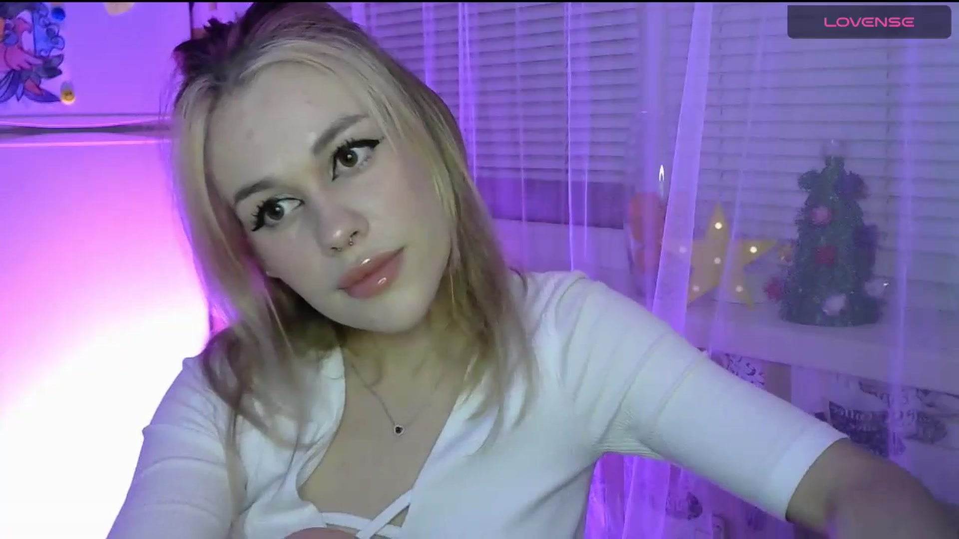 Gallery image thumbnail from Ellixr's myfreecams stream on, 12/24/2023, 20:42 image 8 of 20