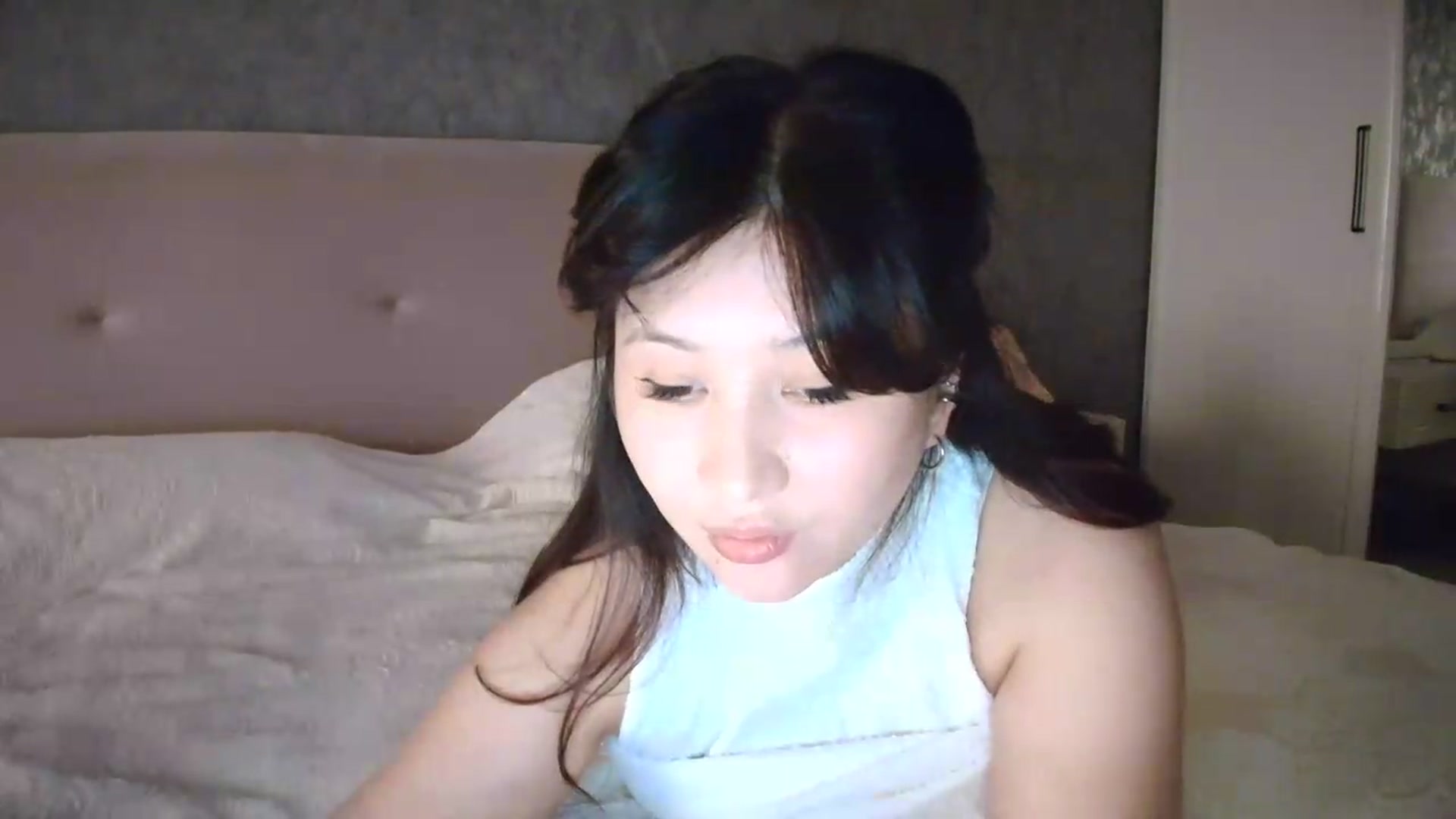 Gallery image thumbnail from Ellle's myfreecams stream on, 08/03/2026, 07:02 image 8 of 20