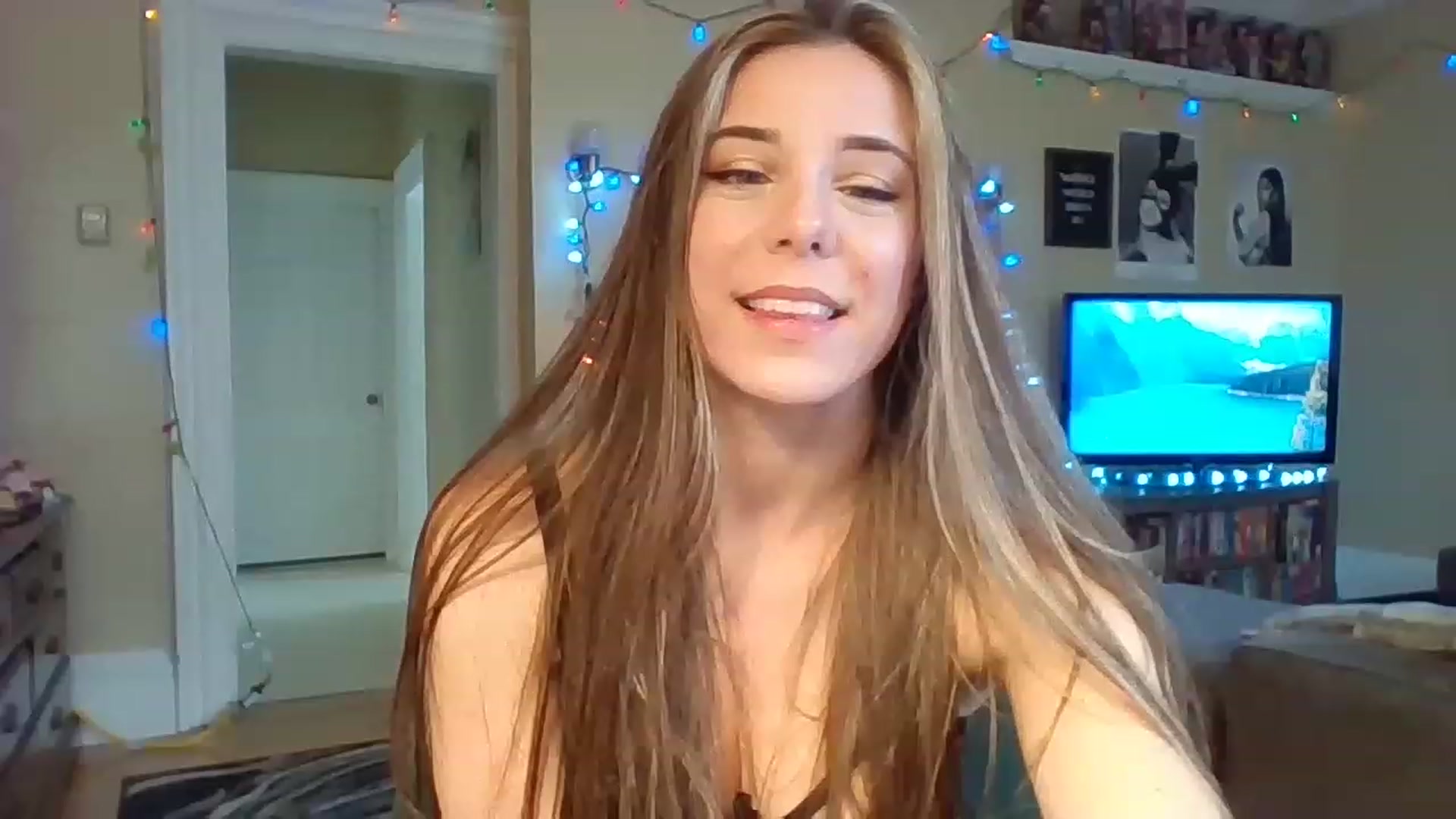Gallery image thumbnail from EllyBunnie's myfreecams stream on, 03/16/2023, 18:15 image 2 of 20