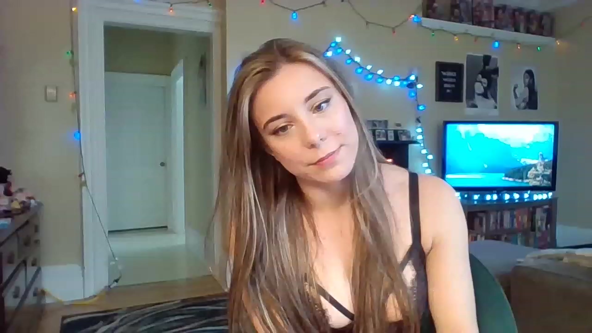 Gallery image thumbnail from EllyBunnie's myfreecams stream on, 03/16/2023, 18:15 image 5 of 20