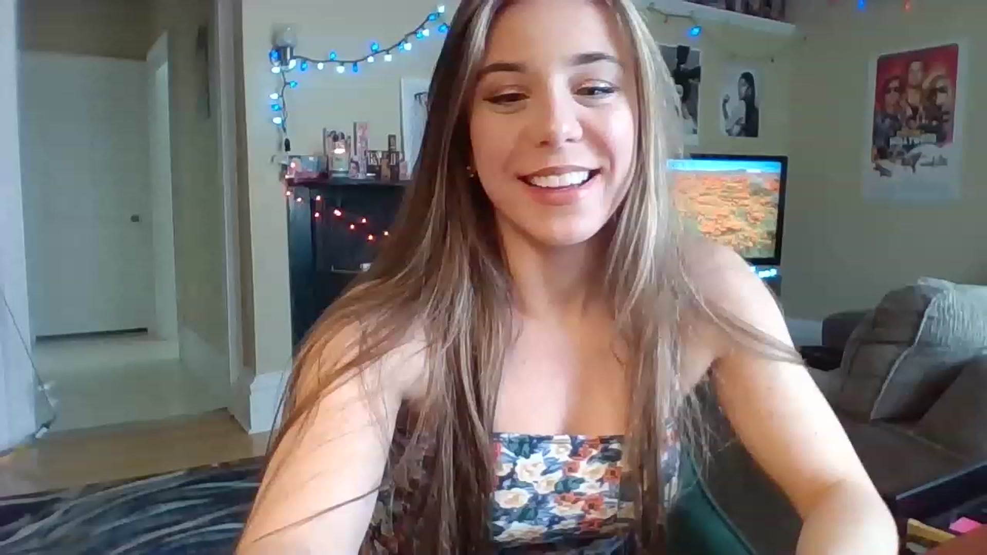 Gallery image thumbnail from EllyBunnie's myfreecams stream on, 04/03/2023, 16:34 image 19 of 20
