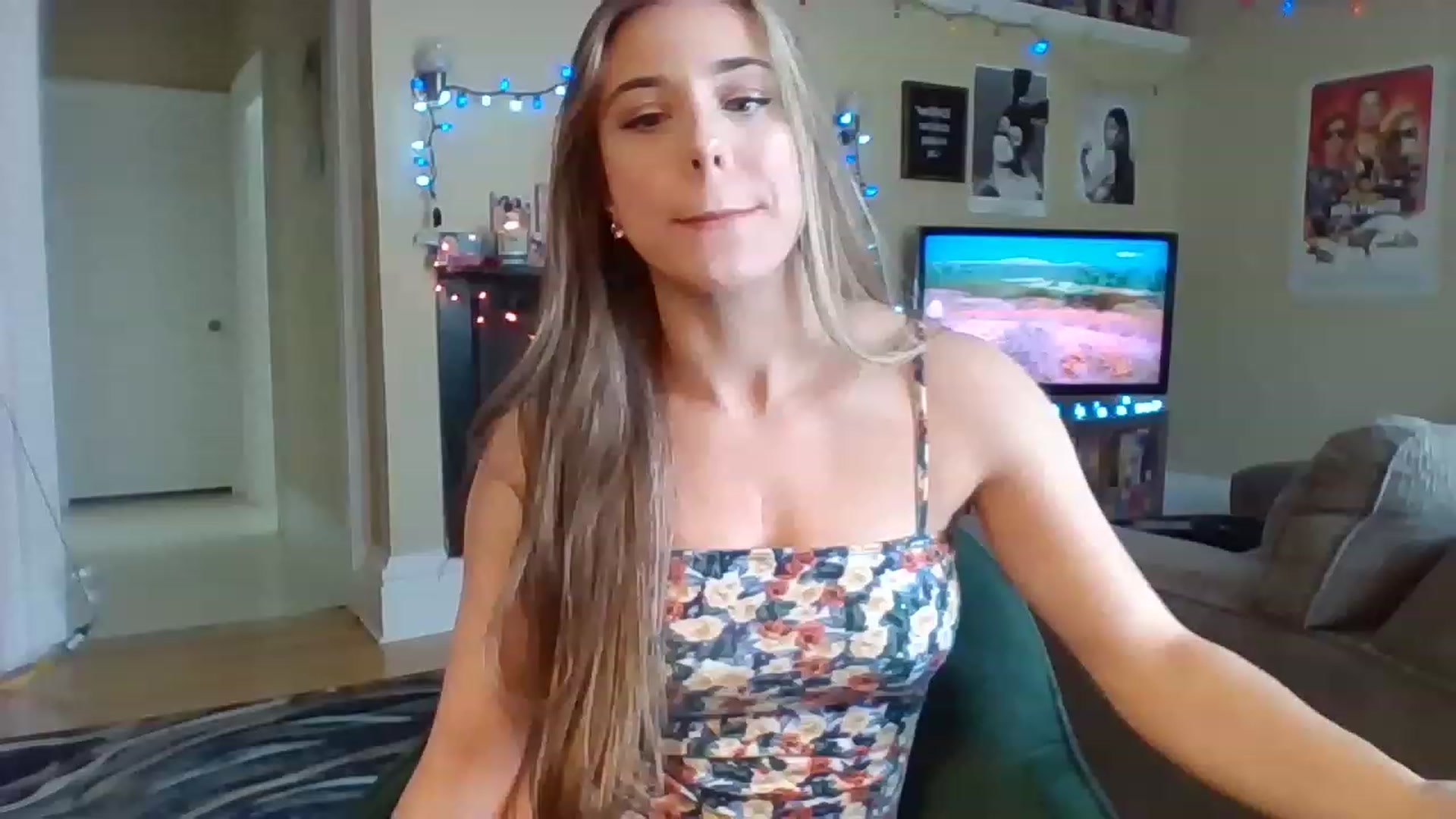 Gallery image thumbnail from EllyBunnie's myfreecams stream on, 04/03/2023, 16:34 image 5 of 20