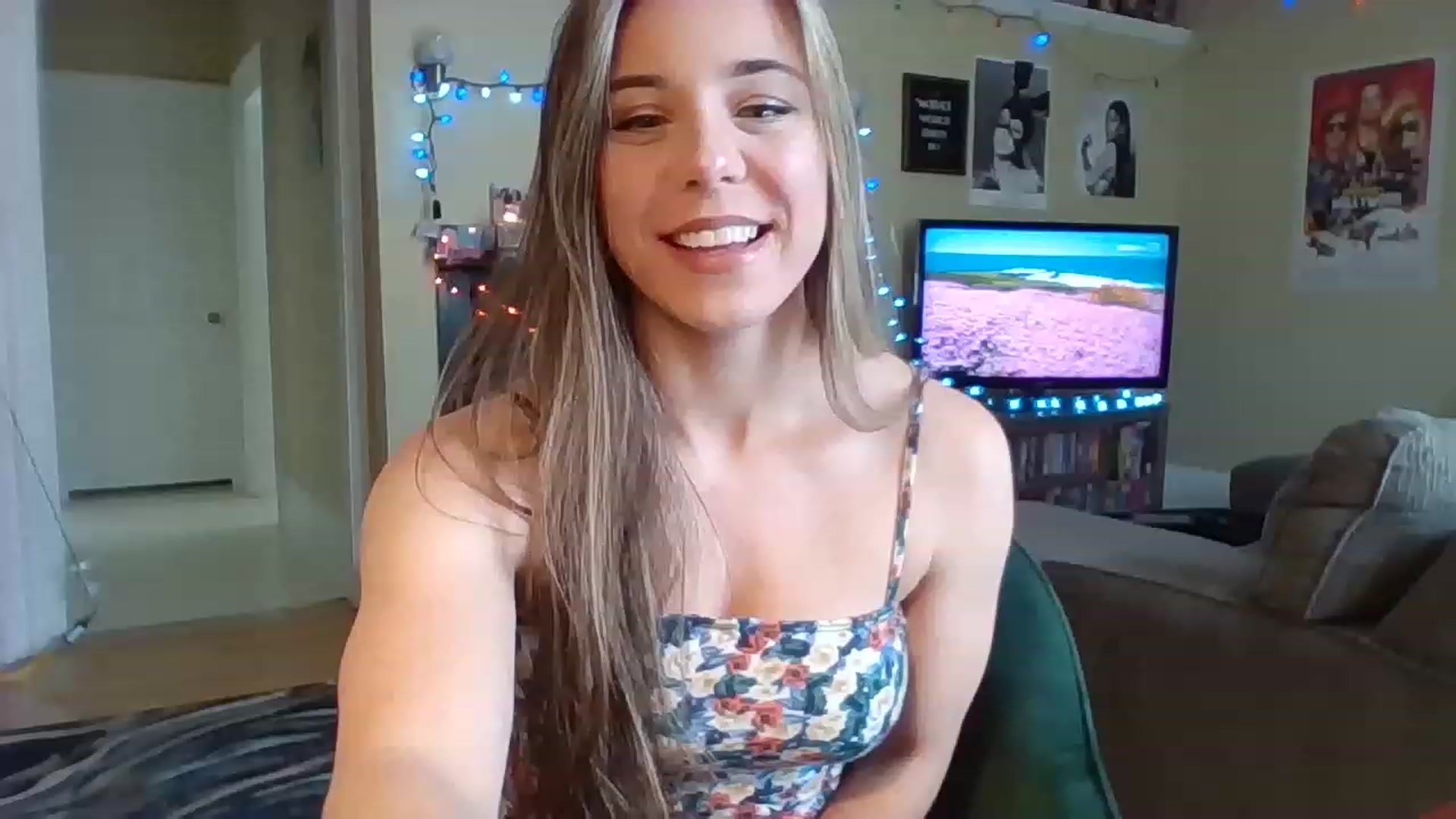 Gallery image thumbnail from EllyBunnie's myfreecams stream on, 04/03/2023, 16:34 image 2 of 20