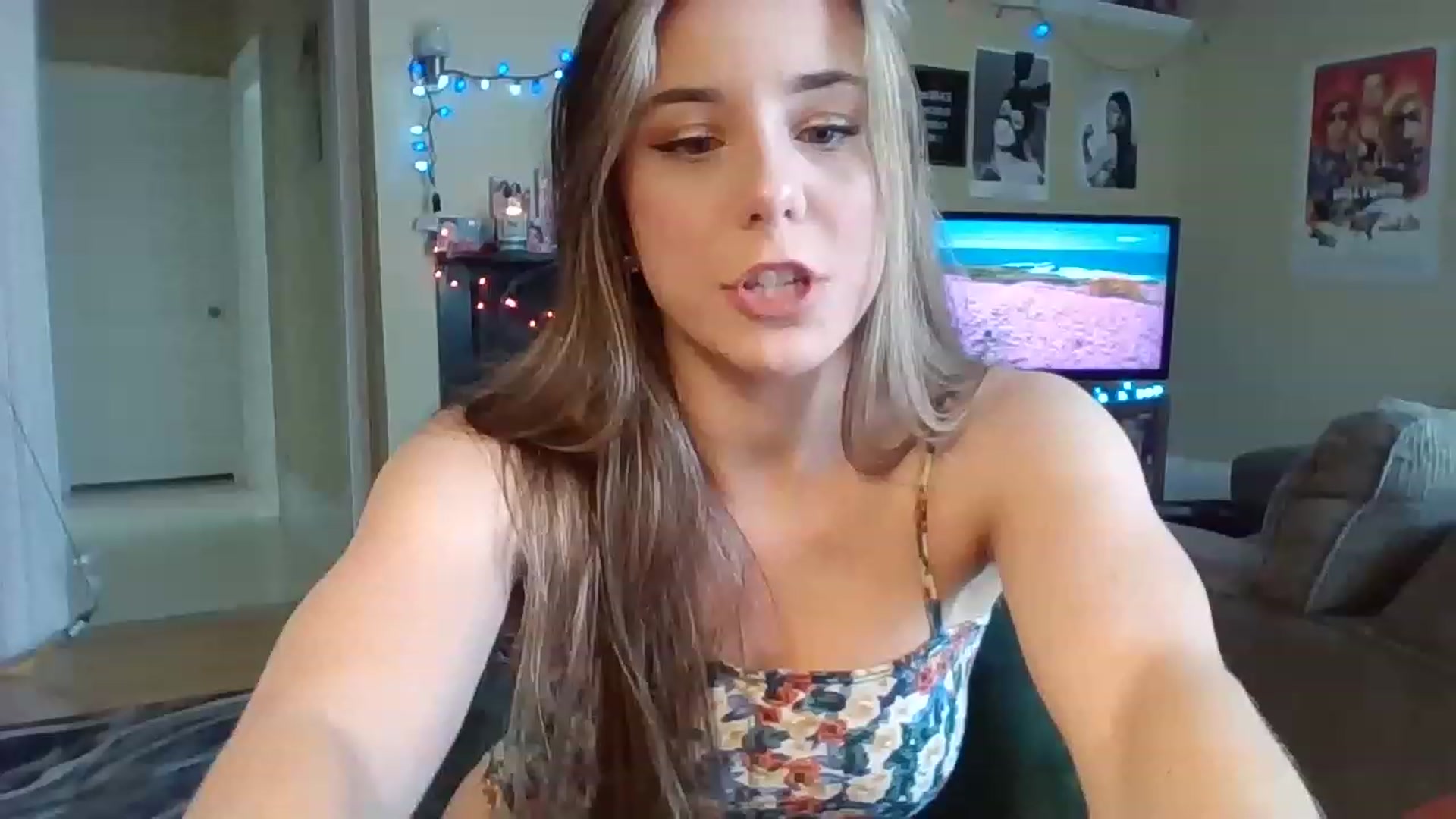 Gallery image thumbnail from EllyBunnie's myfreecams stream on, 04/03/2023, 16:34 image 3 of 20