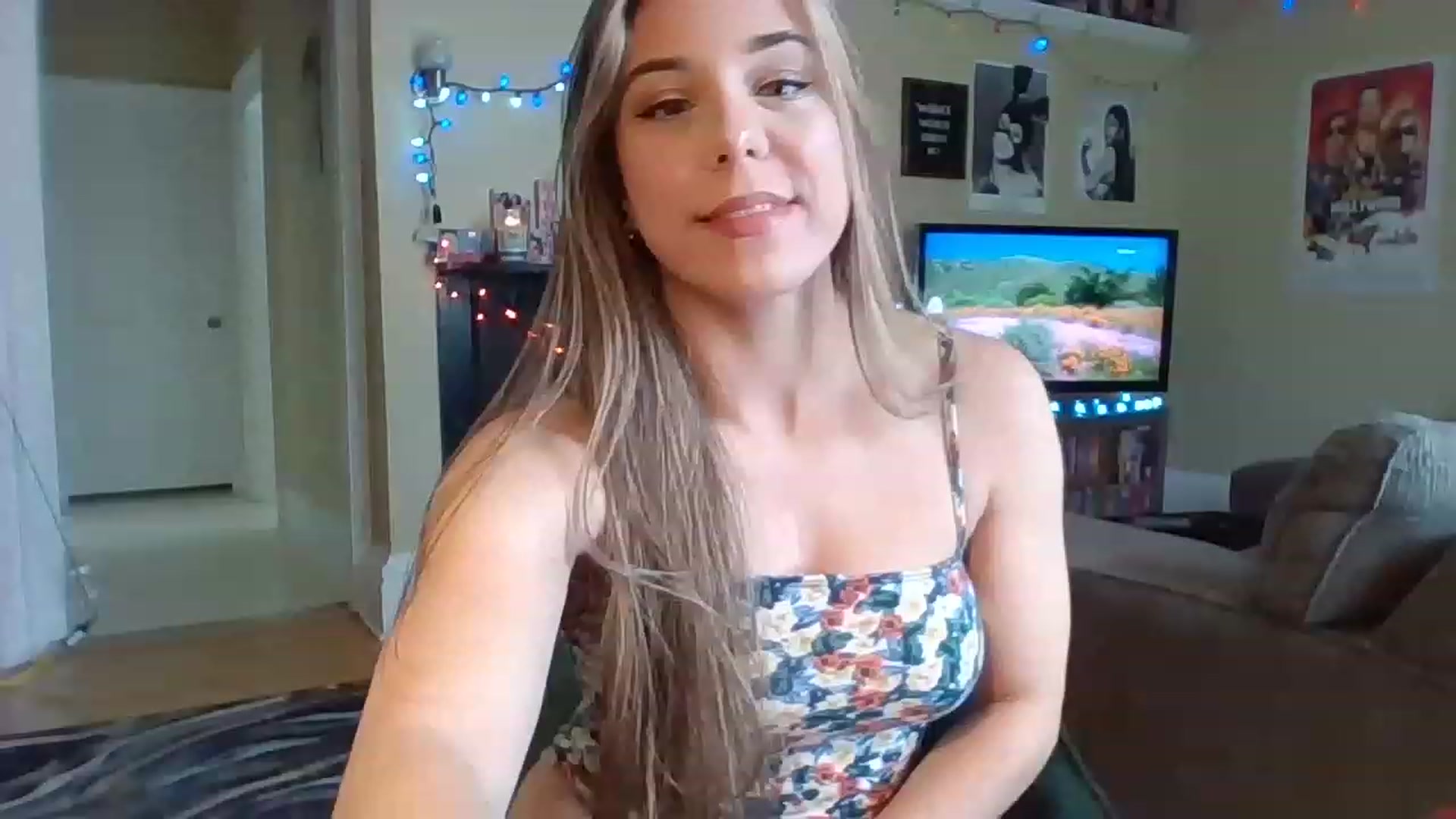 Gallery image thumbnail from EllyBunnie's myfreecams stream on, 04/03/2023, 16:34 image 6 of 20