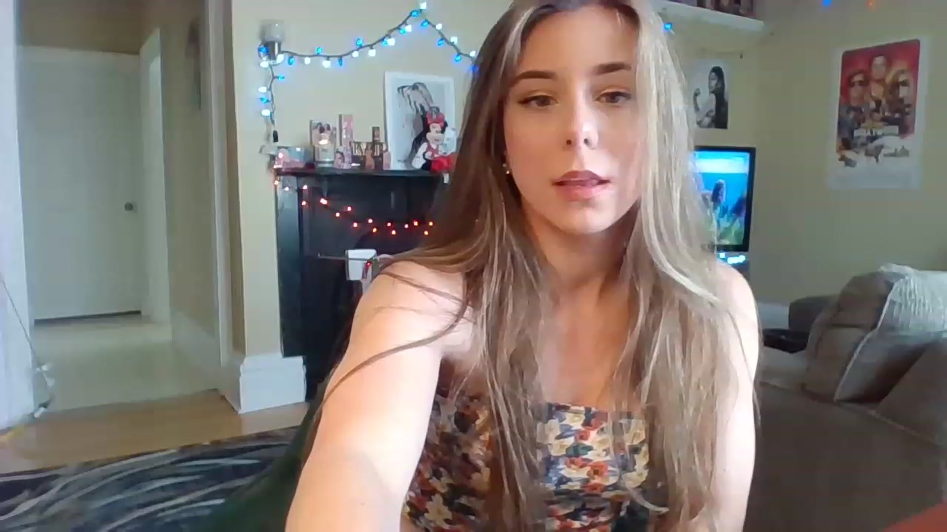 Gallery image thumbnail from EllyBunnie's myfreecams stream on, 04/03/2023, 17:16 image 5 of 20