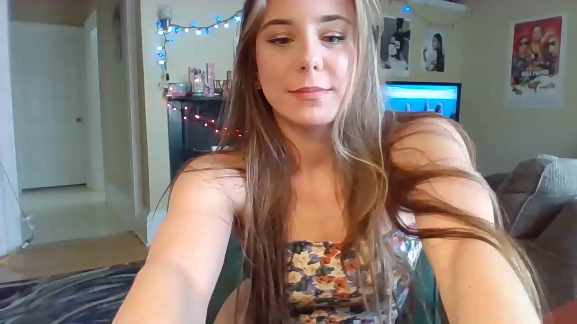 Gallery image thumbnail from EllyBunnie's myfreecams stream on, 04/03/2023, 17:16 image 4 of 20