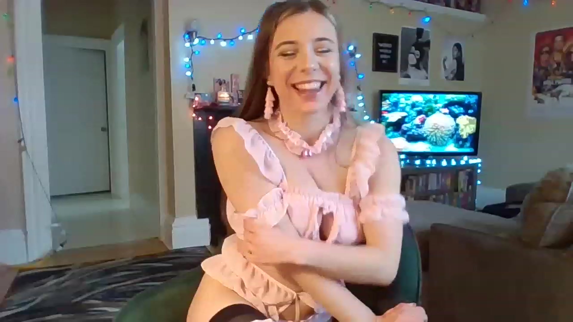 Gallery image thumbnail from EllyBunnie's myfreecams stream on, 04/06/2023, 16:25 image 13 of 20