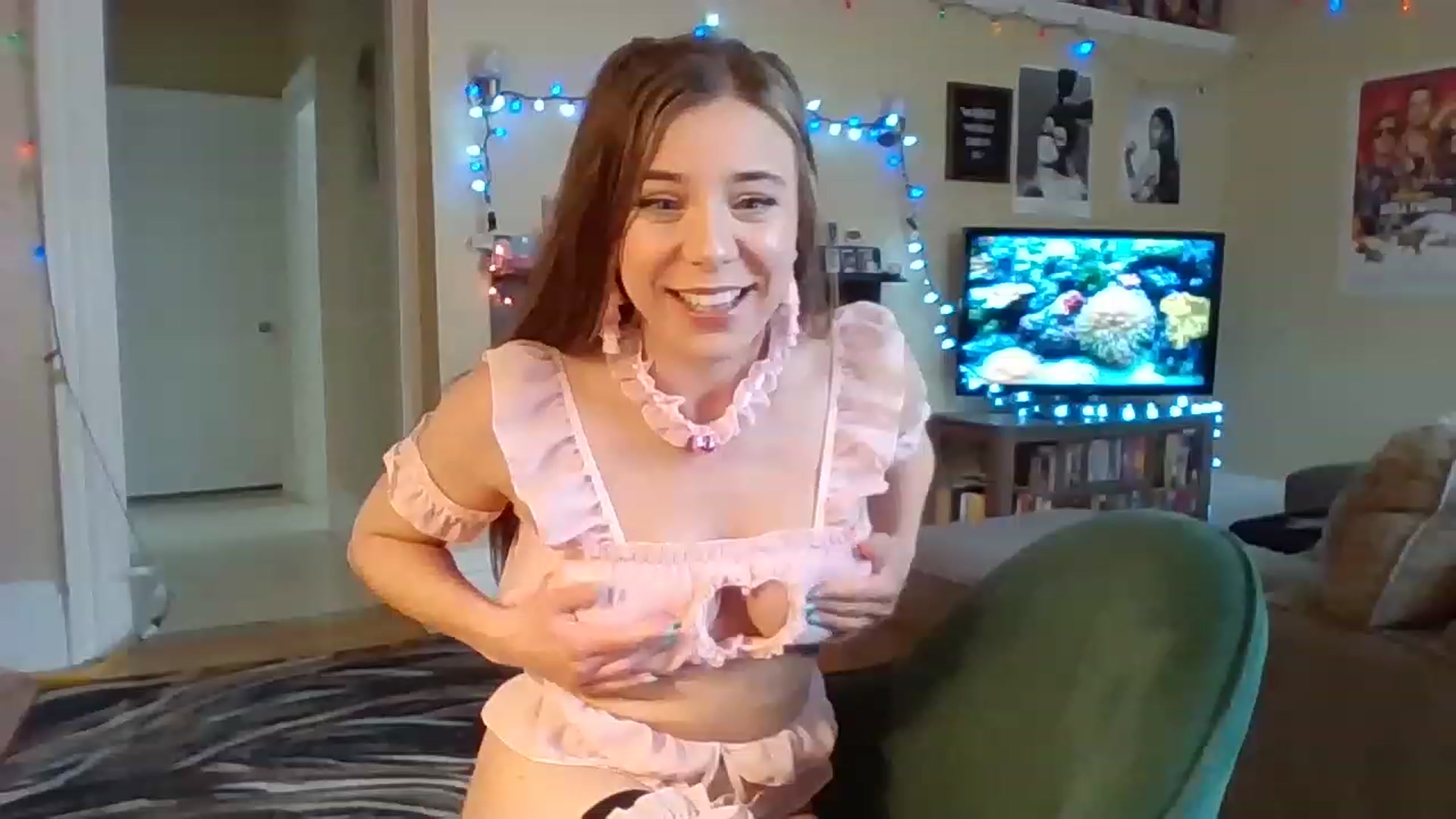 Gallery image thumbnail from EllyBunnie's myfreecams stream on, 04/06/2023, 17:34 image 6 of 20
