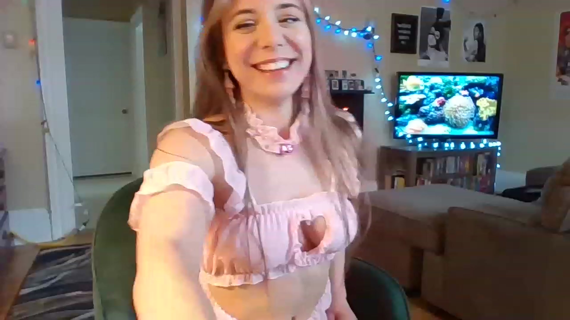 Gallery image thumbnail from EllyBunnie's myfreecams stream on, 04/06/2023, 18:20 image 4 of 20
