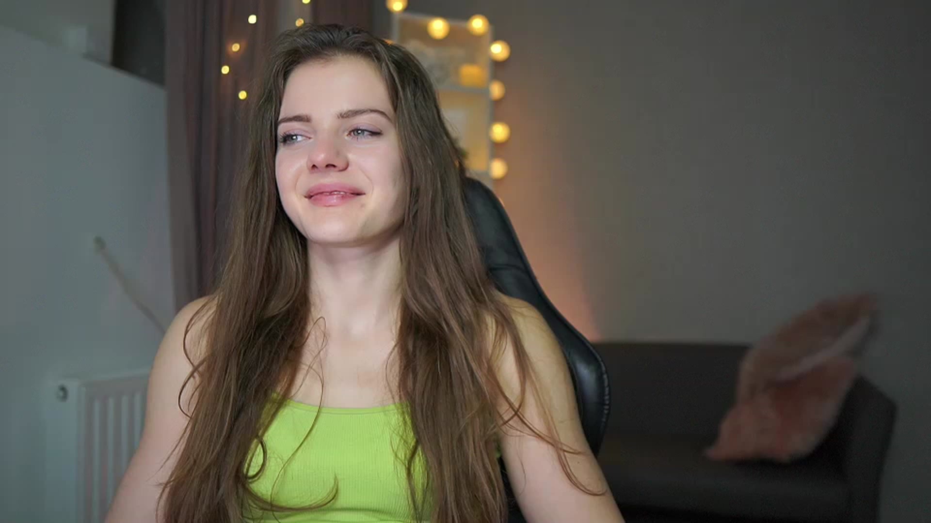 Gallery image thumbnail from Elly_Malkova_'s myfreecams stream on, 02/10/2023, 24:23 image 15 of 20