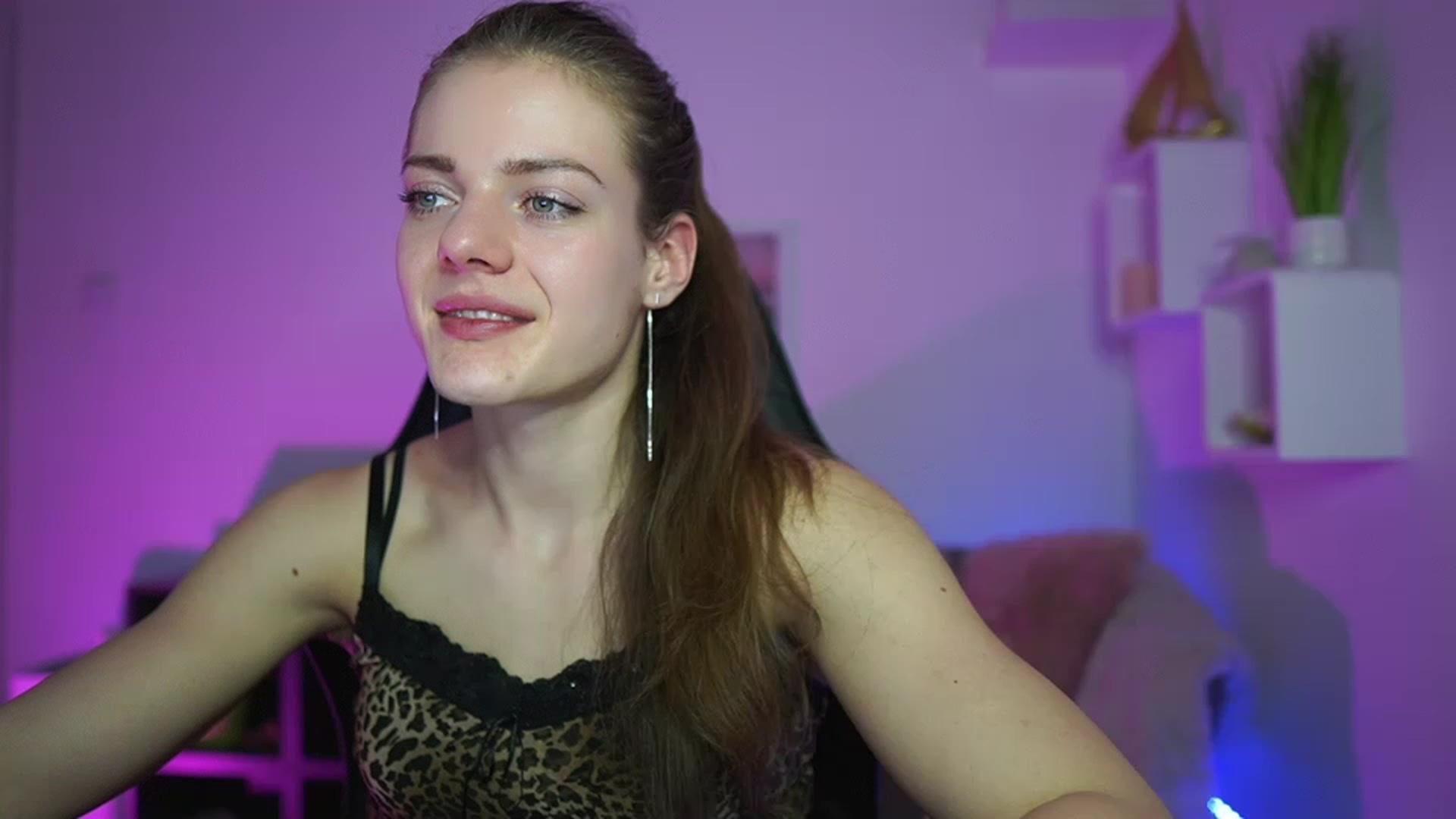 Gallery image thumbnail from Elly_Malkova_'s myfreecams stream on, 03/26/2023, 19:09 image 4 of 20