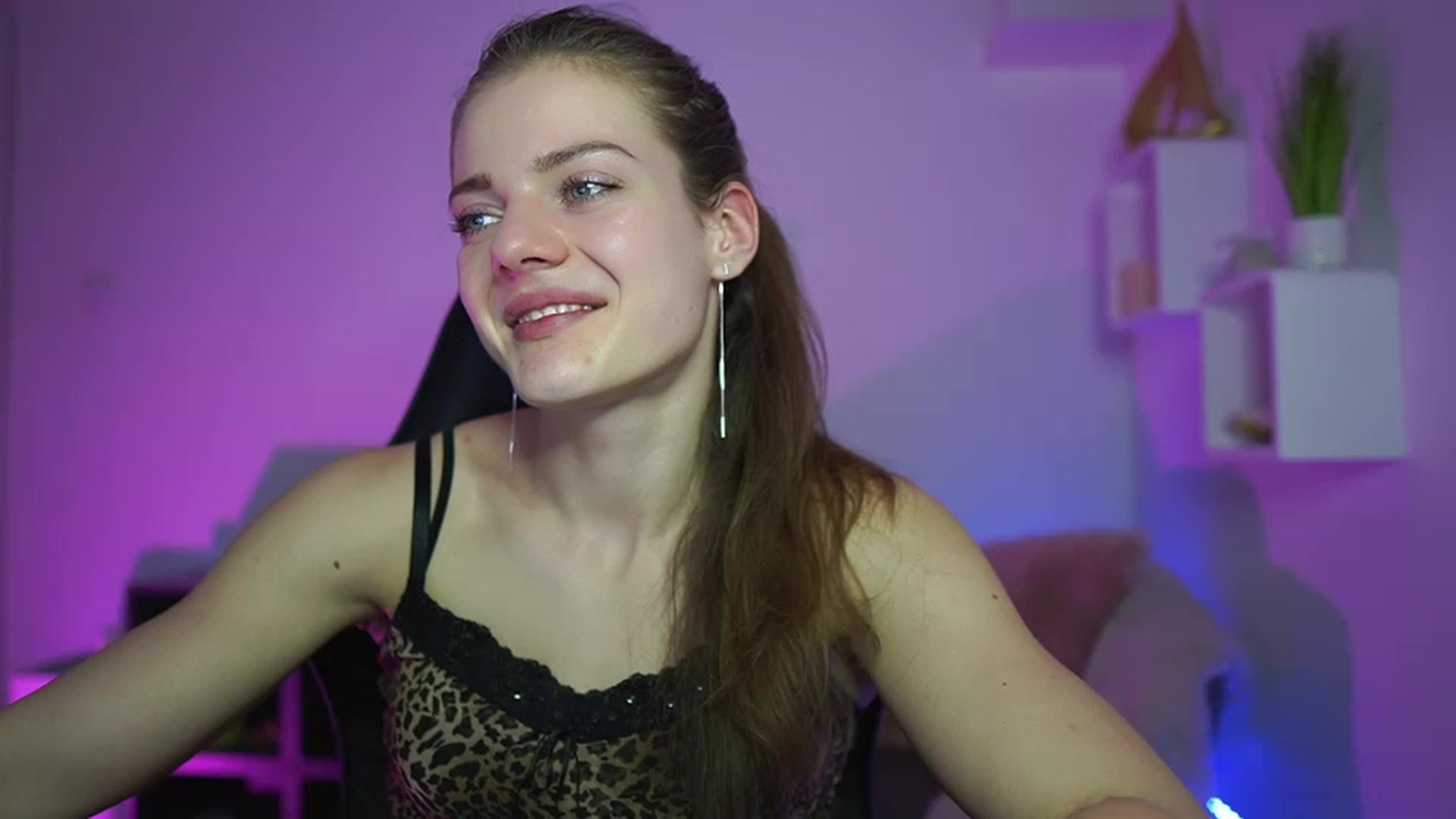 Gallery image thumbnail from Elly_Malkova_'s myfreecams stream on, 03/26/2023, 19:09 image 5 of 20