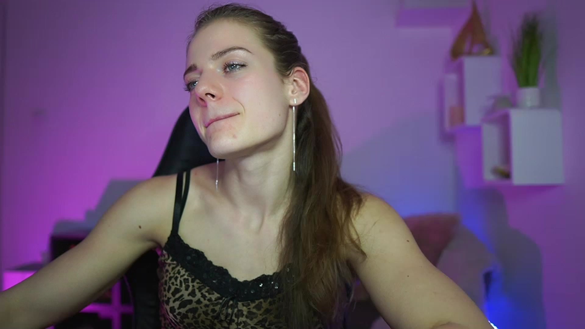 Gallery image thumbnail from Elly_Malkova_'s myfreecams stream on, 03/26/2023, 19:09 image 3 of 20