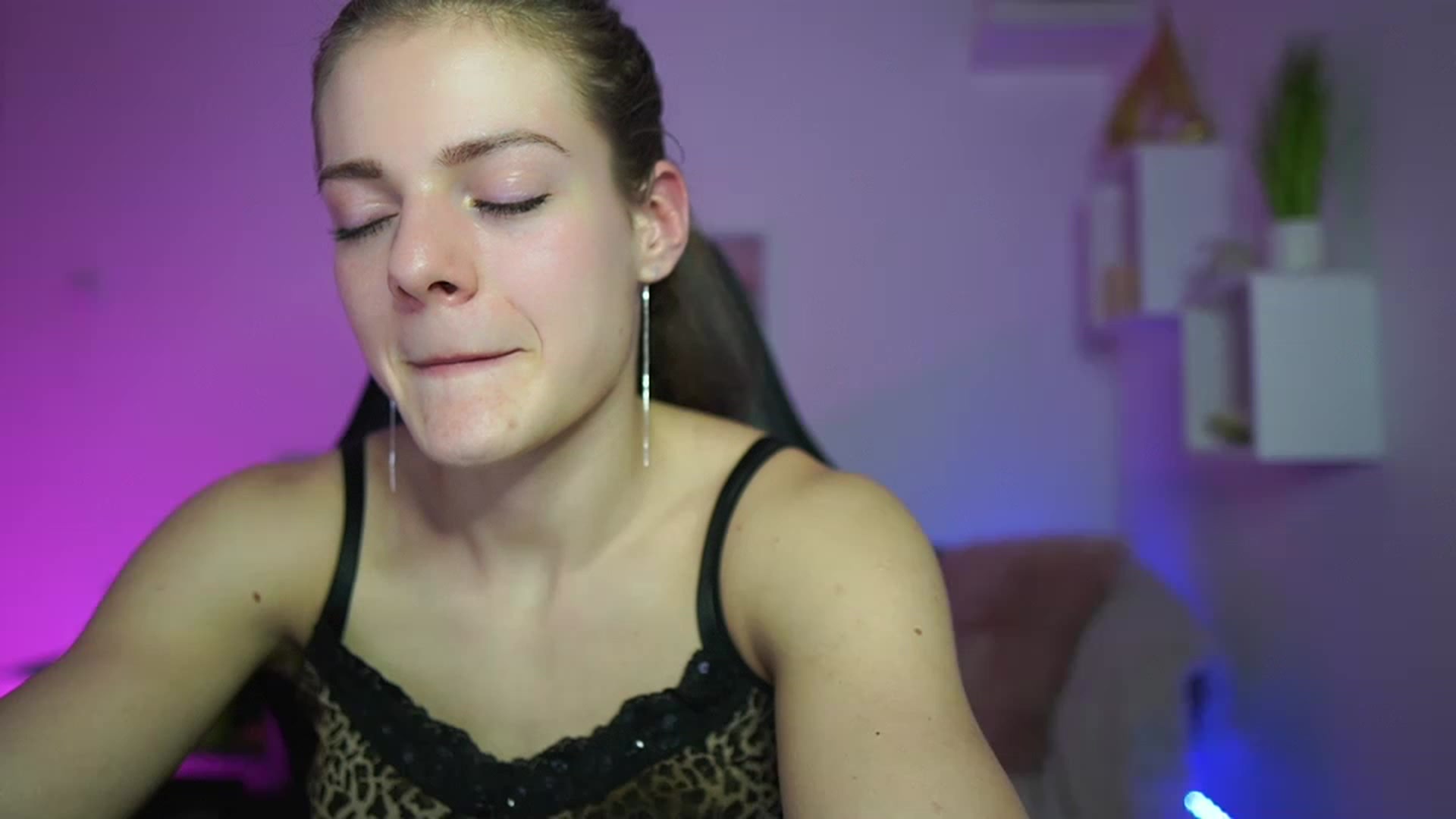 Gallery image thumbnail from Elly_Malkova_'s myfreecams stream on, 03/26/2023, 19:59 image 10 of 20