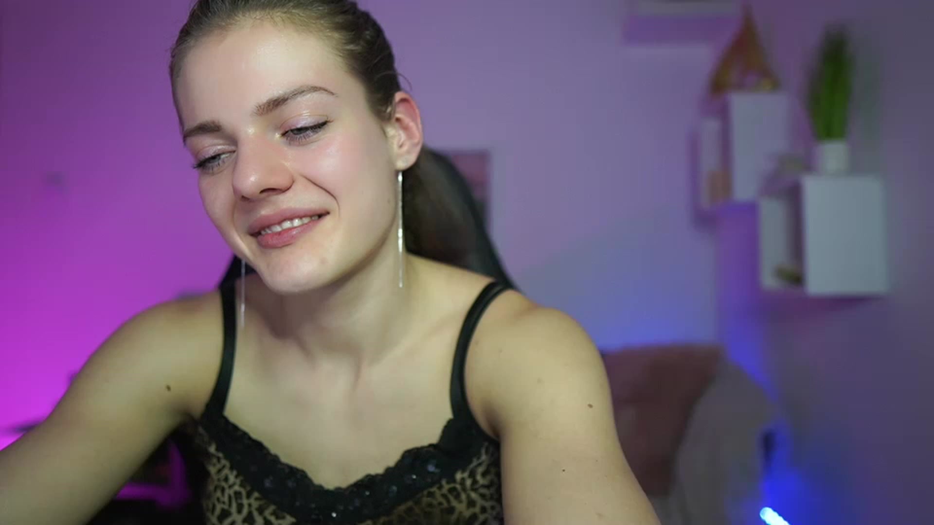 Gallery image thumbnail from Elly_Malkova_'s myfreecams stream on, 03/26/2023, 19:59 image 9 of 20