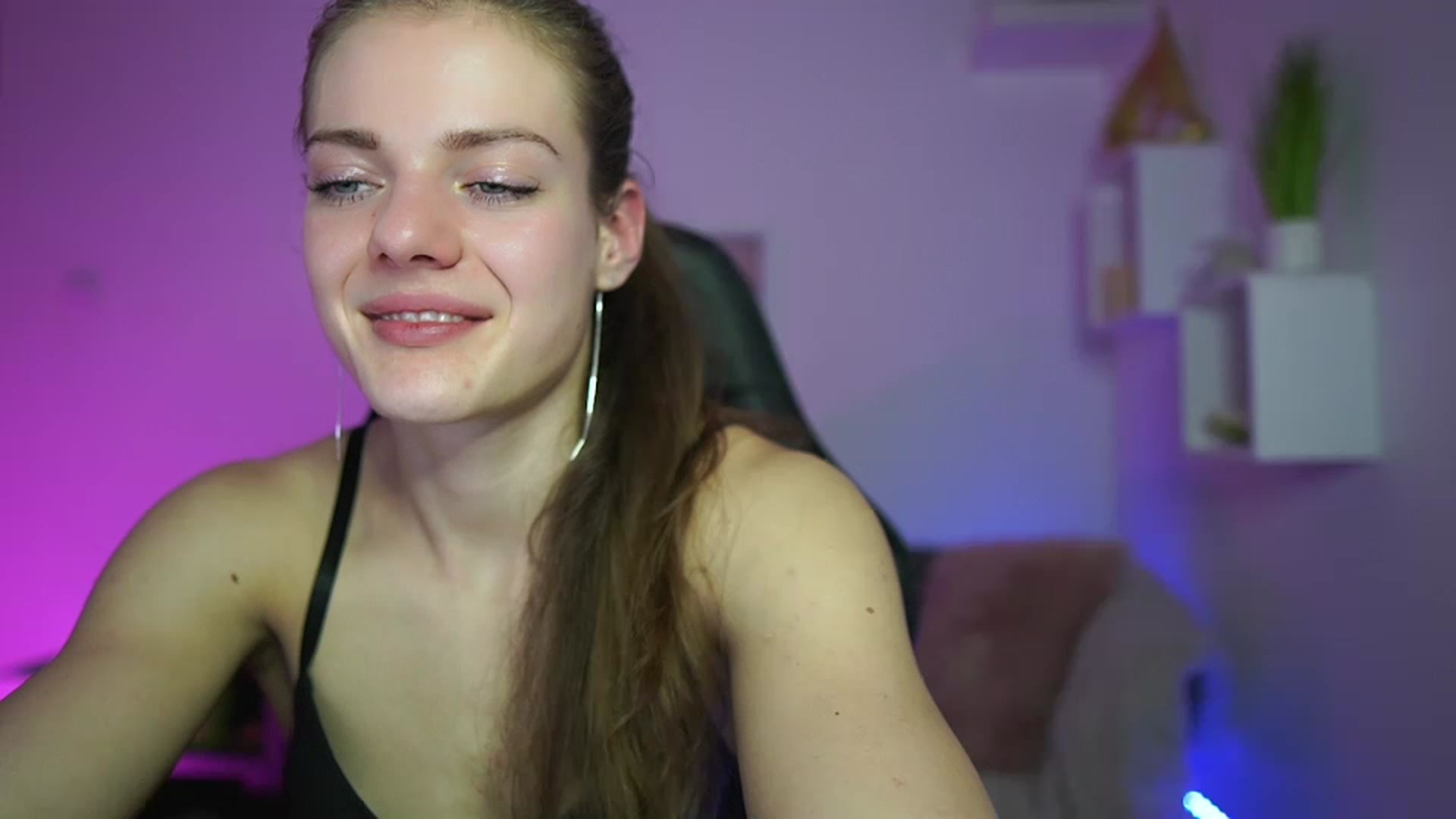 Gallery image thumbnail from Elly_Malkova_'s myfreecams stream on, 03/26/2023, 19:59 image 20 of 20