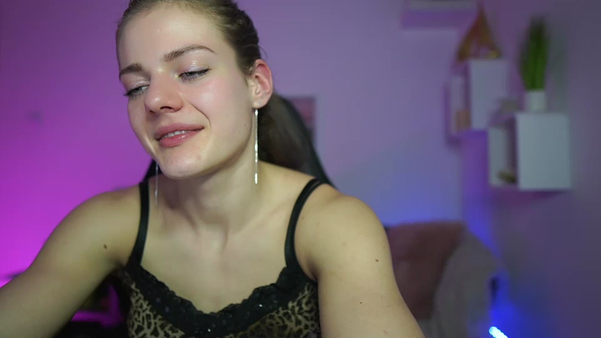 Gallery image thumbnail from Elly_Malkova_'s myfreecams stream on, 03/26/2023, 19:59 image 8 of 20
