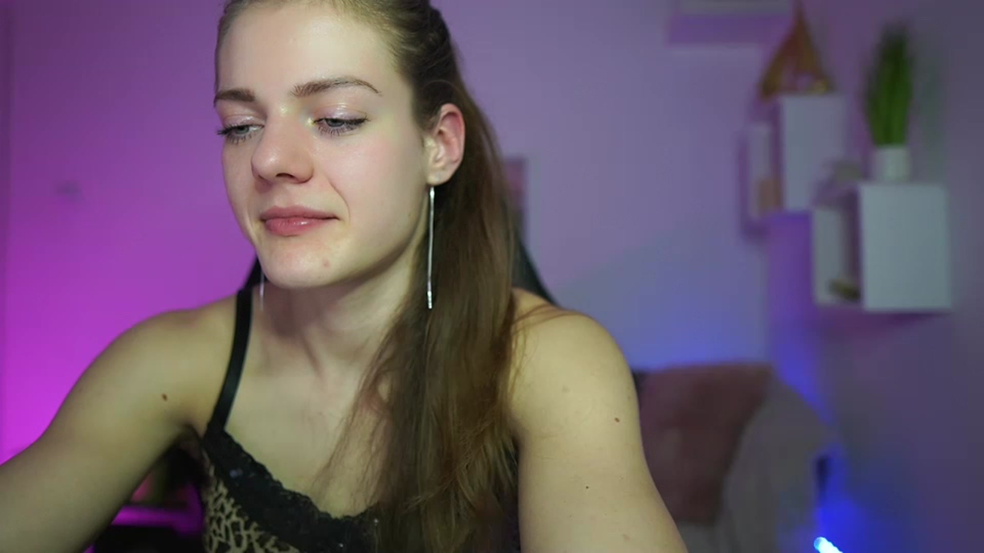 Gallery image thumbnail from Elly_Malkova_'s myfreecams stream on, 03/26/2023, 19:59 image 1 of 20