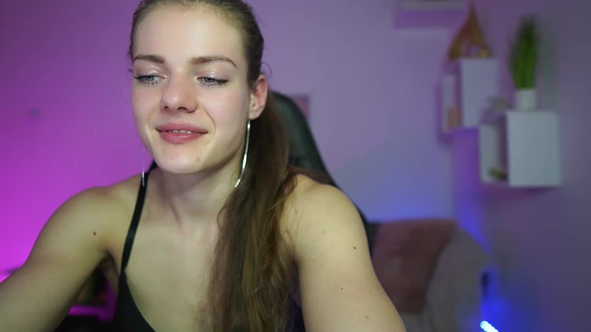 Gallery image thumbnail from Elly_Malkova_'s myfreecams stream on, 03/26/2023, 19:59 image 19 of 20
