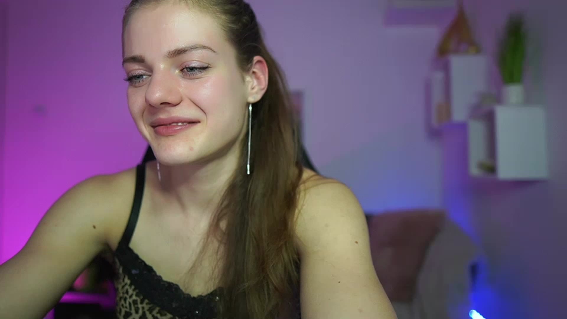 Gallery image thumbnail from Elly_Malkova_'s myfreecams stream on, 03/26/2023, 19:59 image 2 of 20