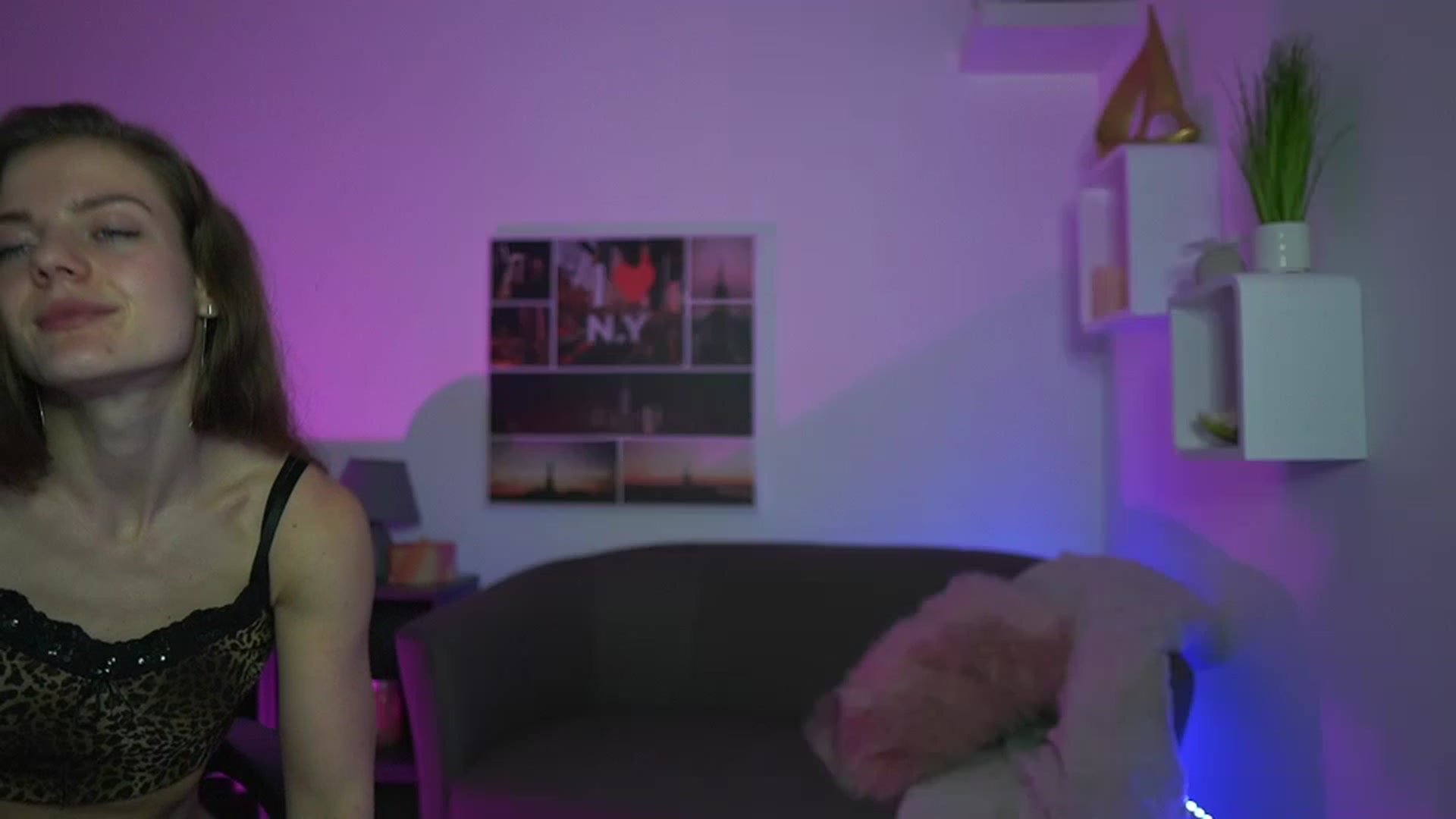 Gallery image thumbnail from Elly_Malkova_'s myfreecams stream on, 03/26/2023, 22:26 image 7 of 20