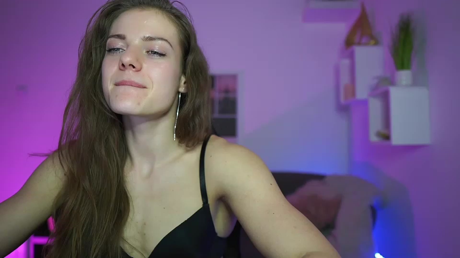 Gallery image thumbnail from Elly_Malkova_'s myfreecams stream on, 03/26/2023, 23:20 image 16 of 20