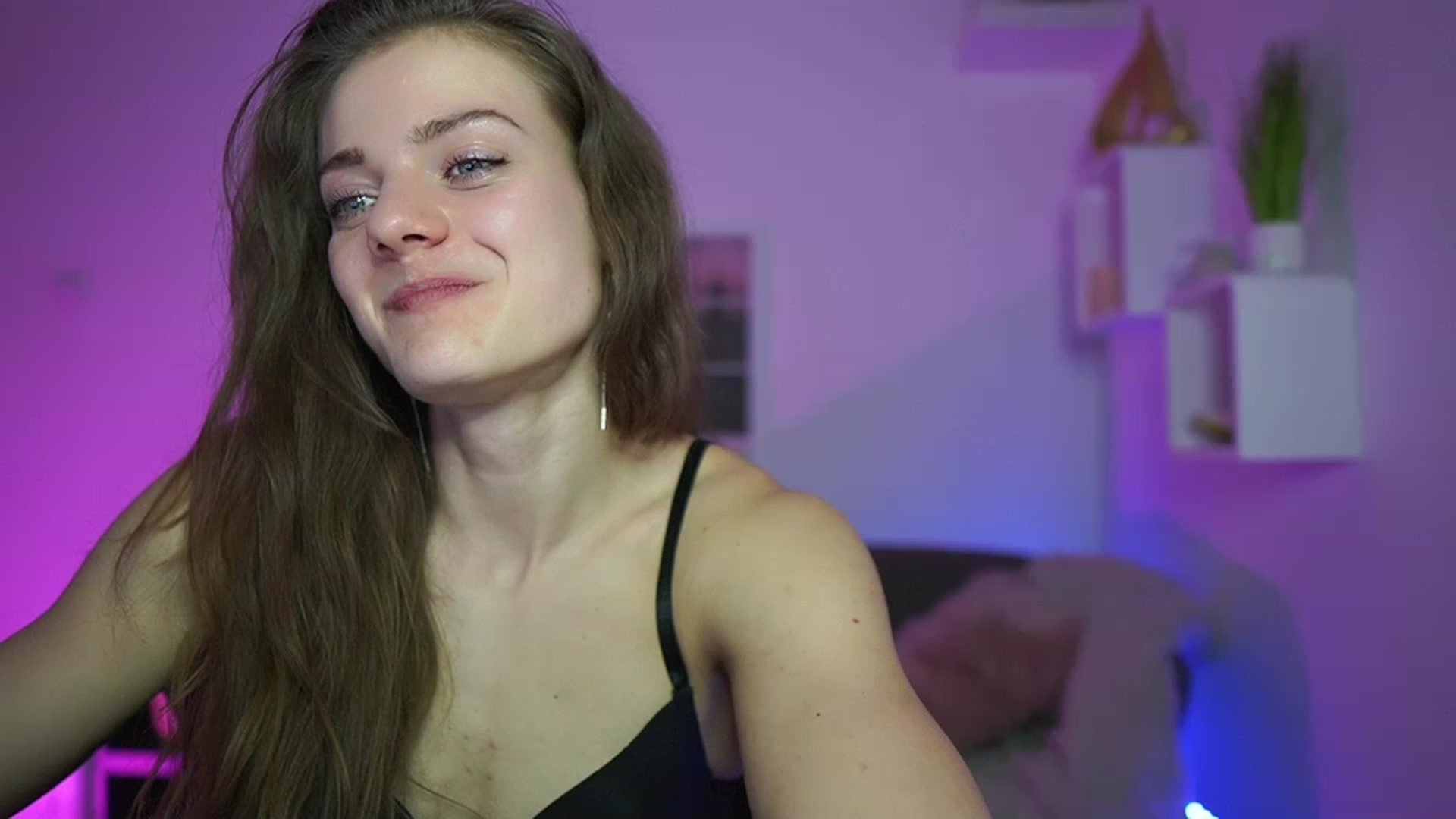 Gallery image thumbnail from Elly_Malkova_'s myfreecams stream on, 03/26/2023, 23:20 image 13 of 20