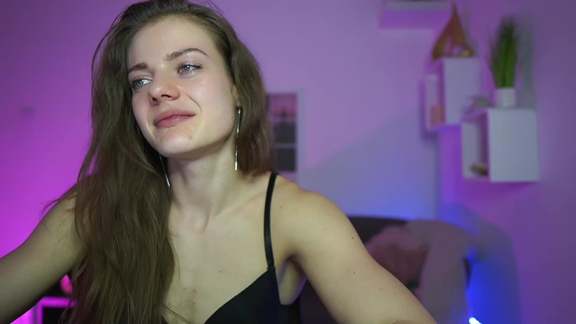 Gallery image thumbnail from Elly_Malkova_'s myfreecams stream on, 03/26/2023, 23:20 image 15 of 20