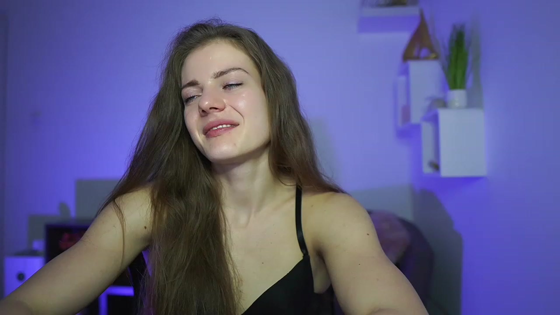 Gallery image thumbnail from Elly_Malkova_'s myfreecams stream on, 03/27/2023, 23:20 image 13 of 20