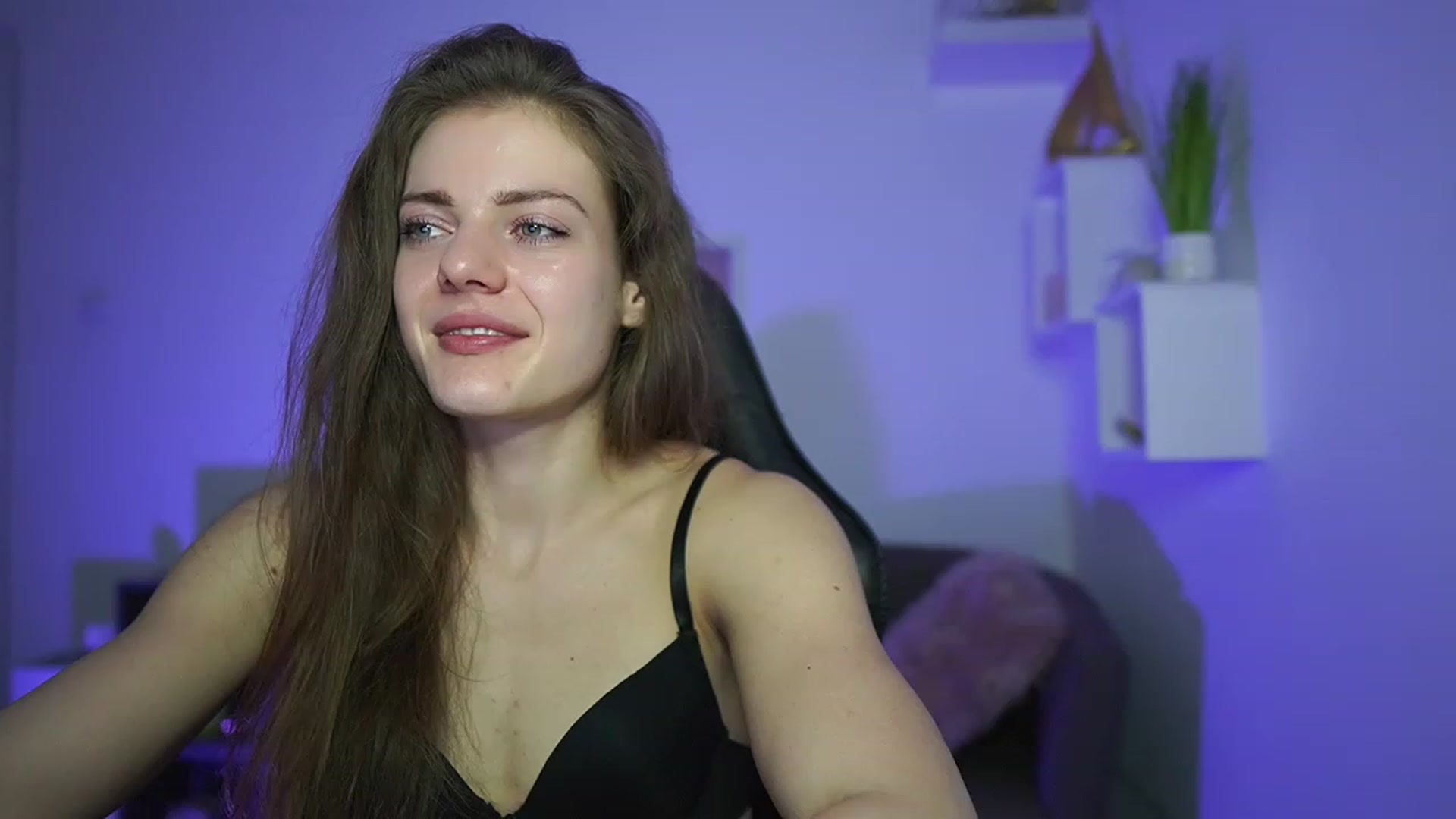 Gallery image thumbnail from Elly_Malkova_'s myfreecams stream on, 03/27/2023, 23:20 image 4 of 20