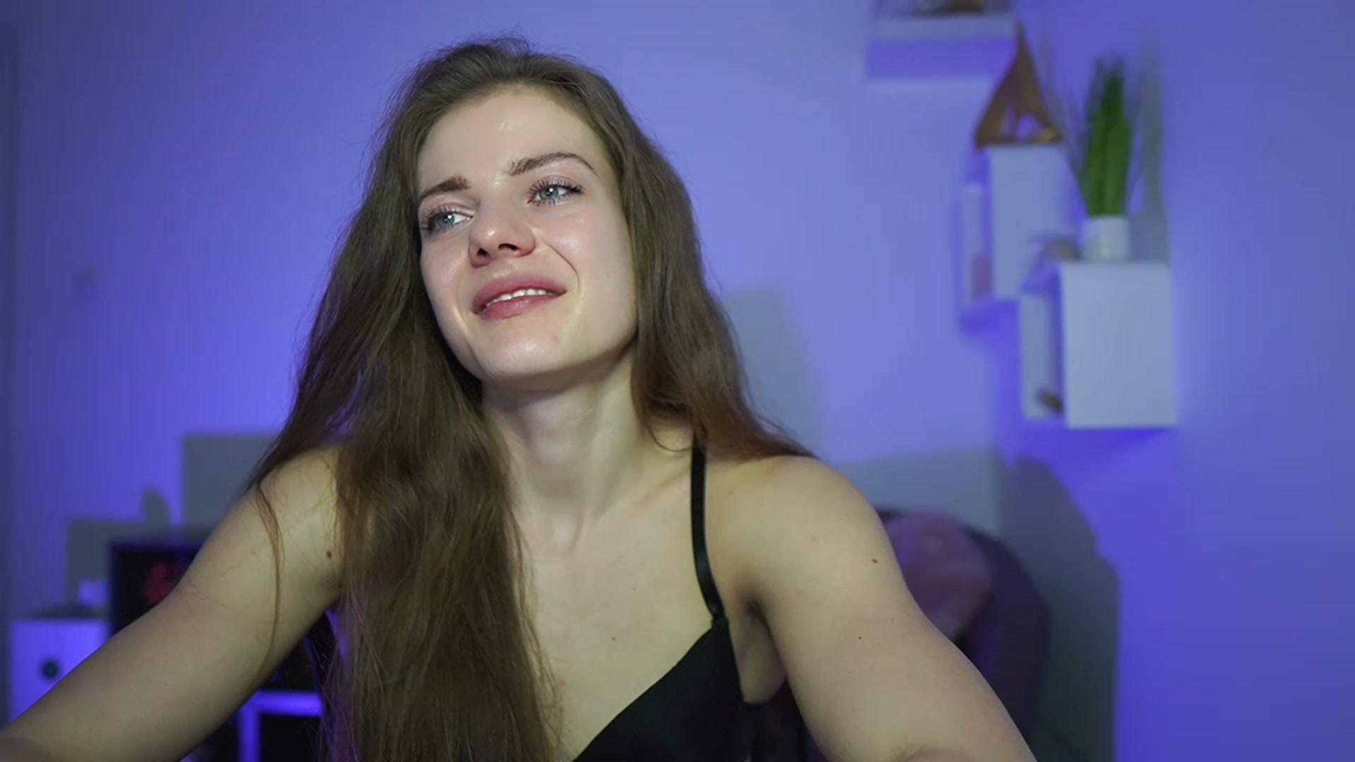 Gallery image thumbnail from Elly_Malkova_'s myfreecams stream on, 03/27/2023, 23:20 image 12 of 20