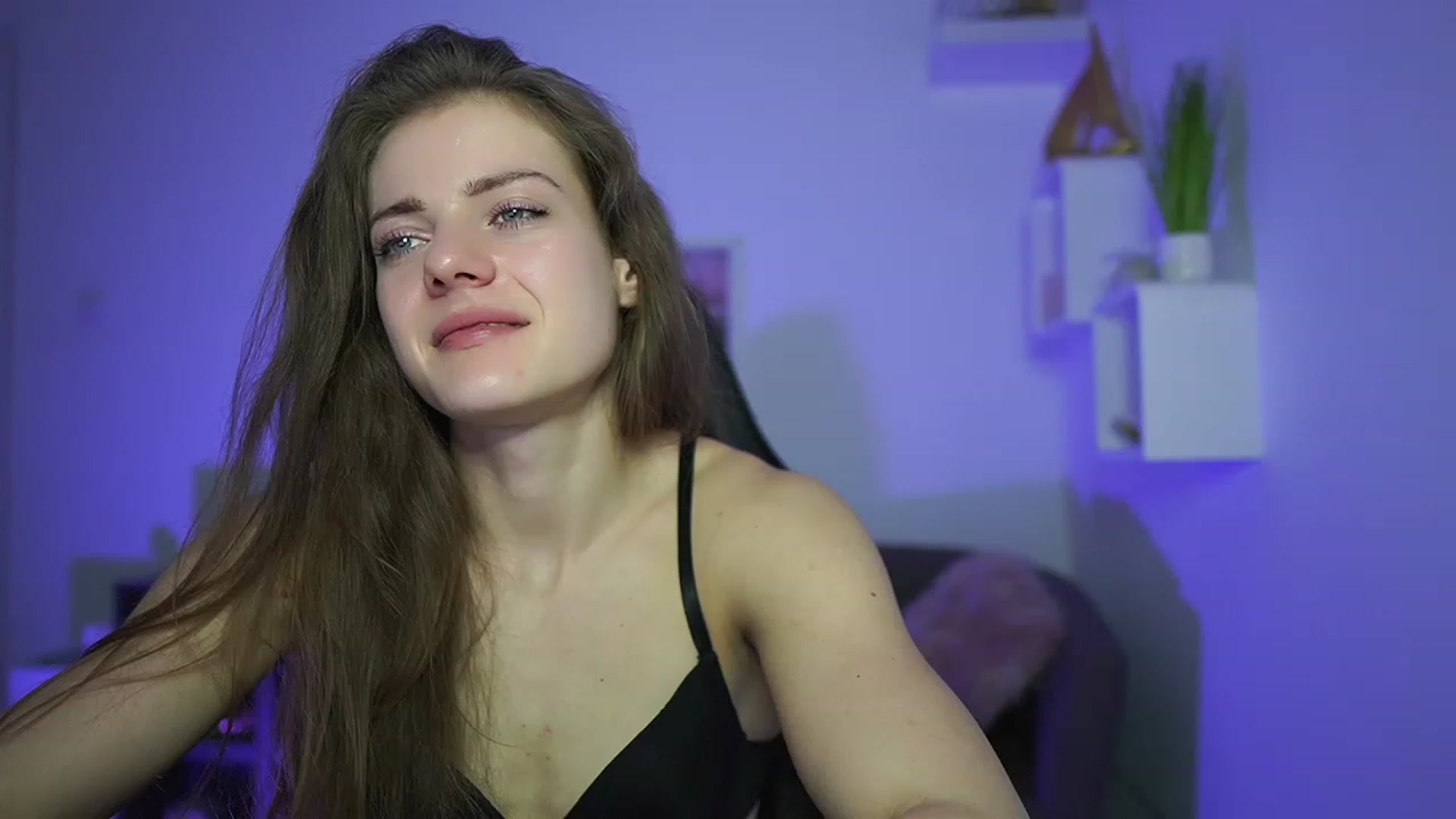Gallery image thumbnail from Elly_Malkova_'s myfreecams stream on, 03/27/2023, 23:20 image 1 of 20
