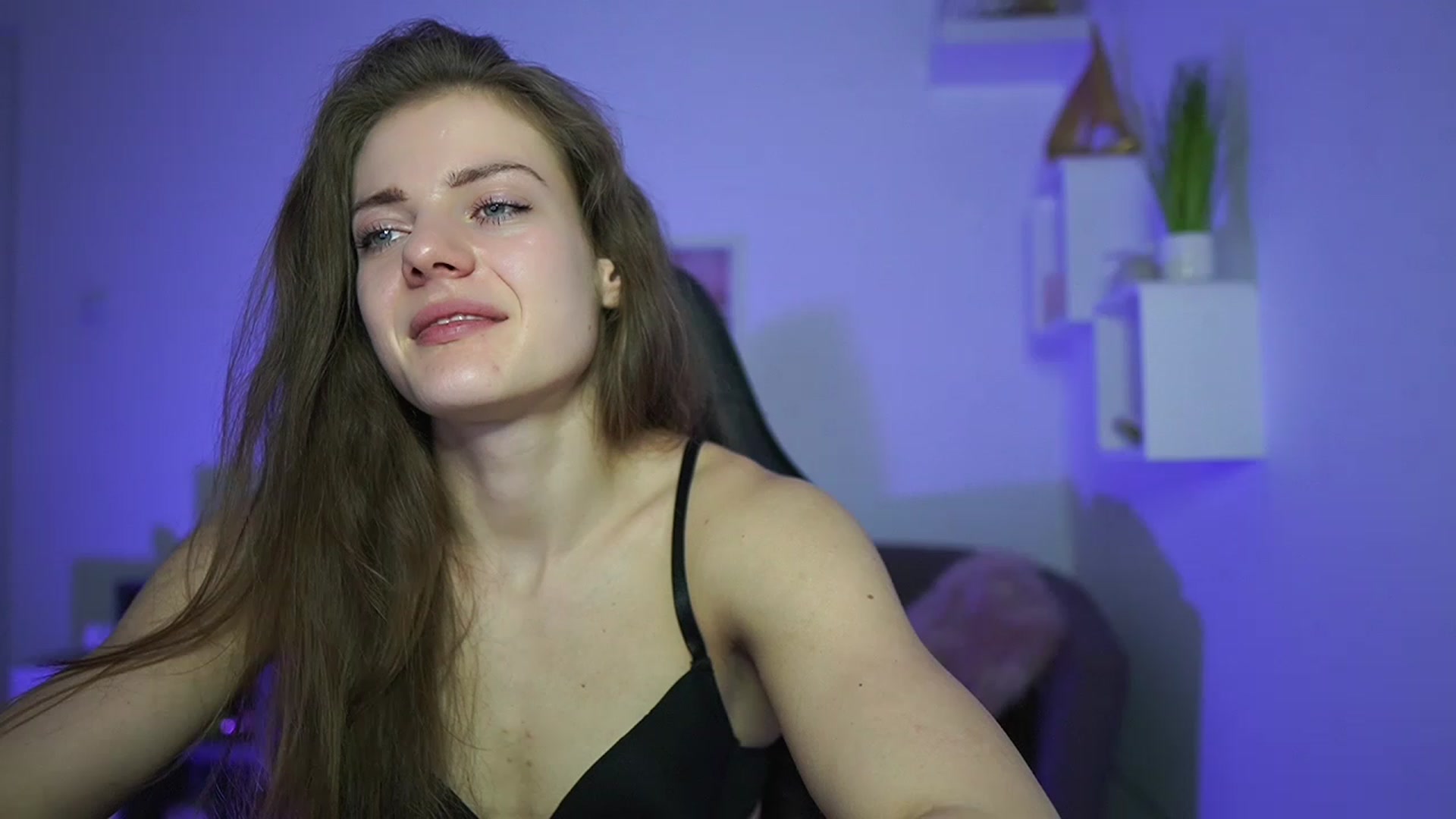 Gallery image thumbnail from Elly_Malkova_'s myfreecams stream on, 03/27/2023, 23:20 image 2 of 20