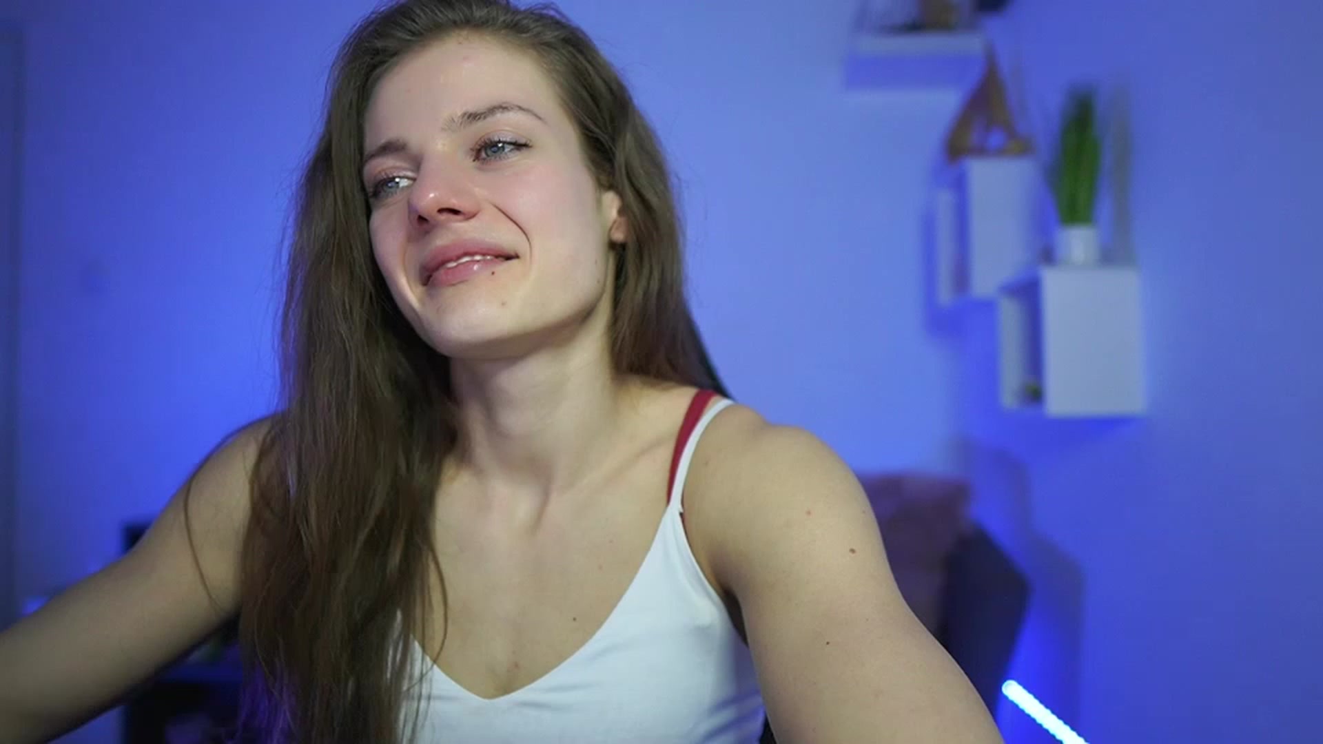 Gallery image thumbnail from Elly_Malkova_'s myfreecams stream on, 04/03/2023, 19:12 image 8 of 20