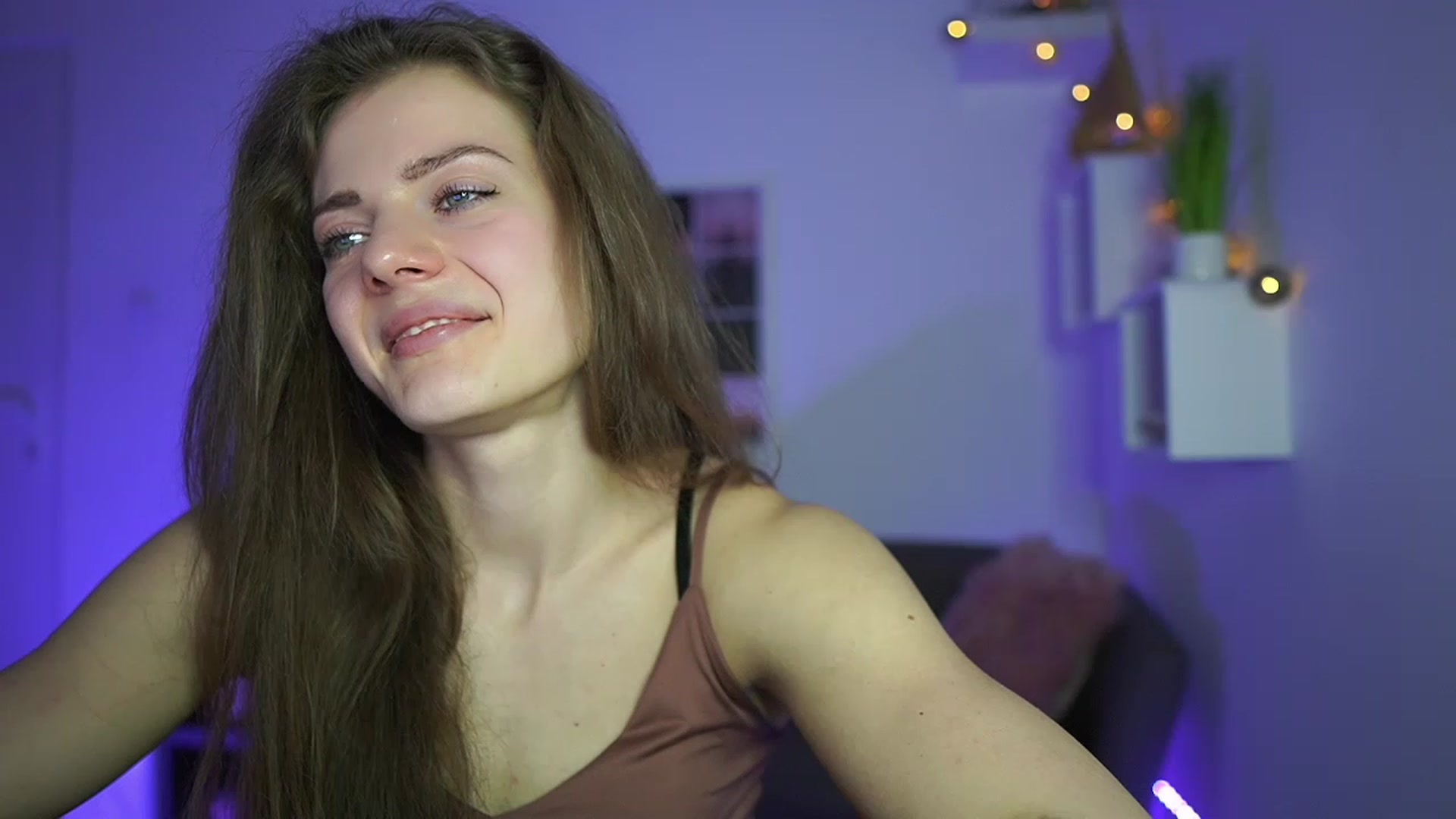 Gallery image thumbnail from Elly_Malkova_'s myfreecams stream on, 04/15/2023, 14:54 image 17 of 20