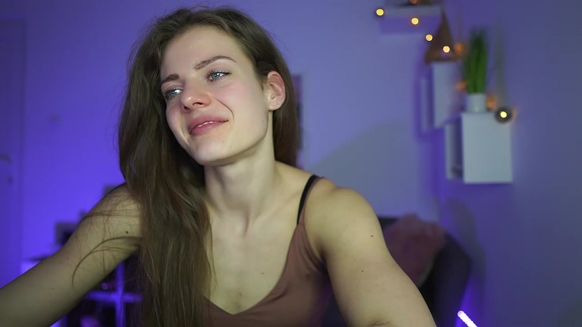 Gallery image thumbnail from Elly_Malkova_'s myfreecams stream on, 04/15/2023, 16:36 image 1 of 20
