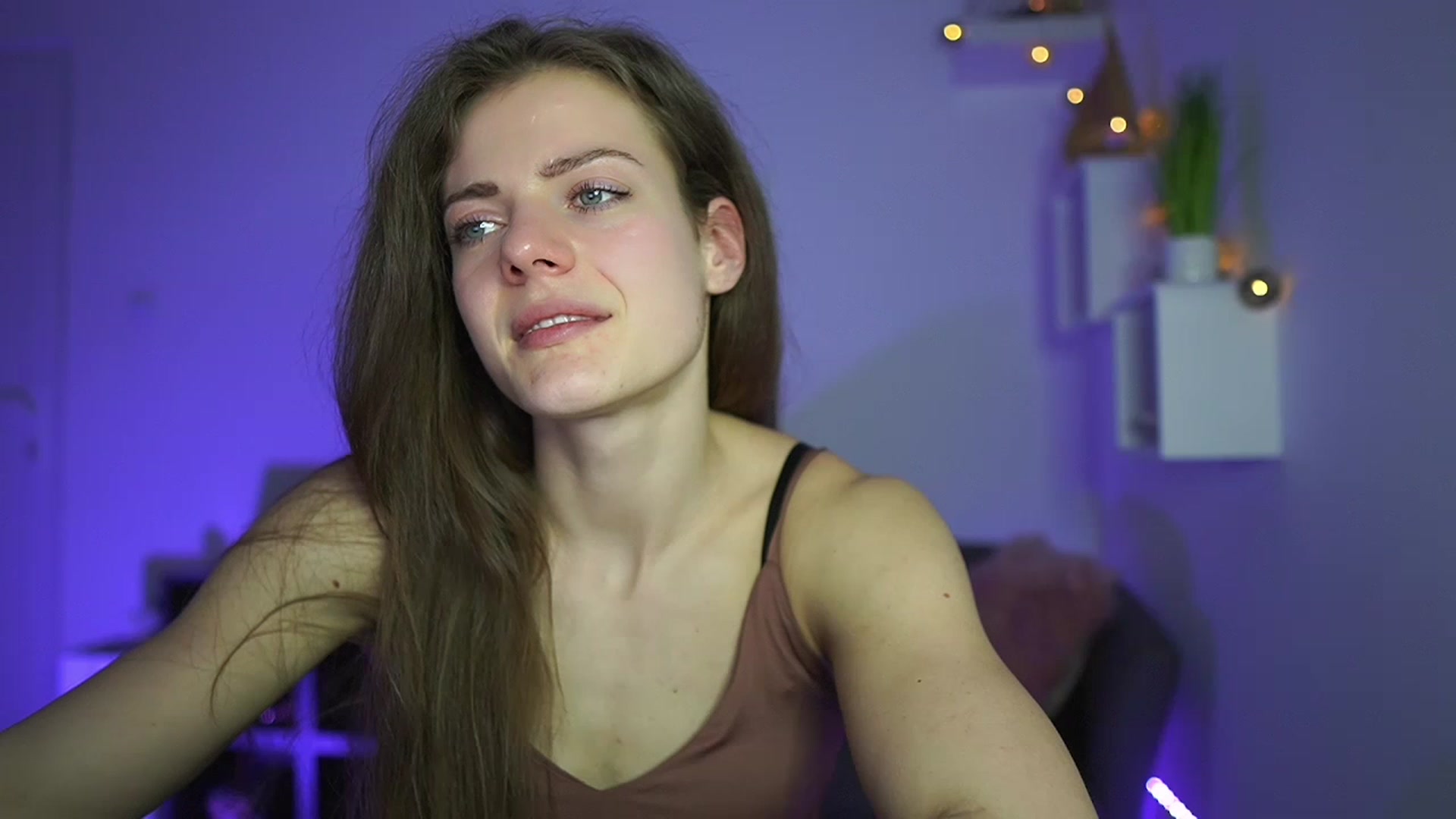 Gallery image thumbnail from Elly_Malkova_'s myfreecams stream on, 04/15/2023, 16:36 image 3 of 20