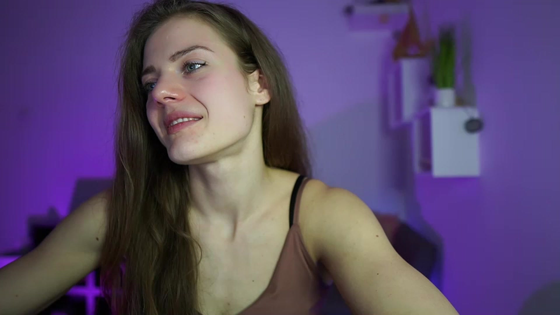 Gallery image thumbnail from Elly_Malkova_'s myfreecams stream on, 04/17/2023, 19:13 image 6 of 20
