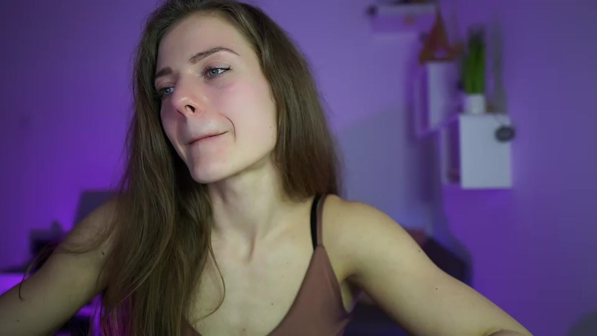 Gallery image thumbnail from Elly_Malkova_'s myfreecams stream on, 04/17/2023, 19:13 image 16 of 20